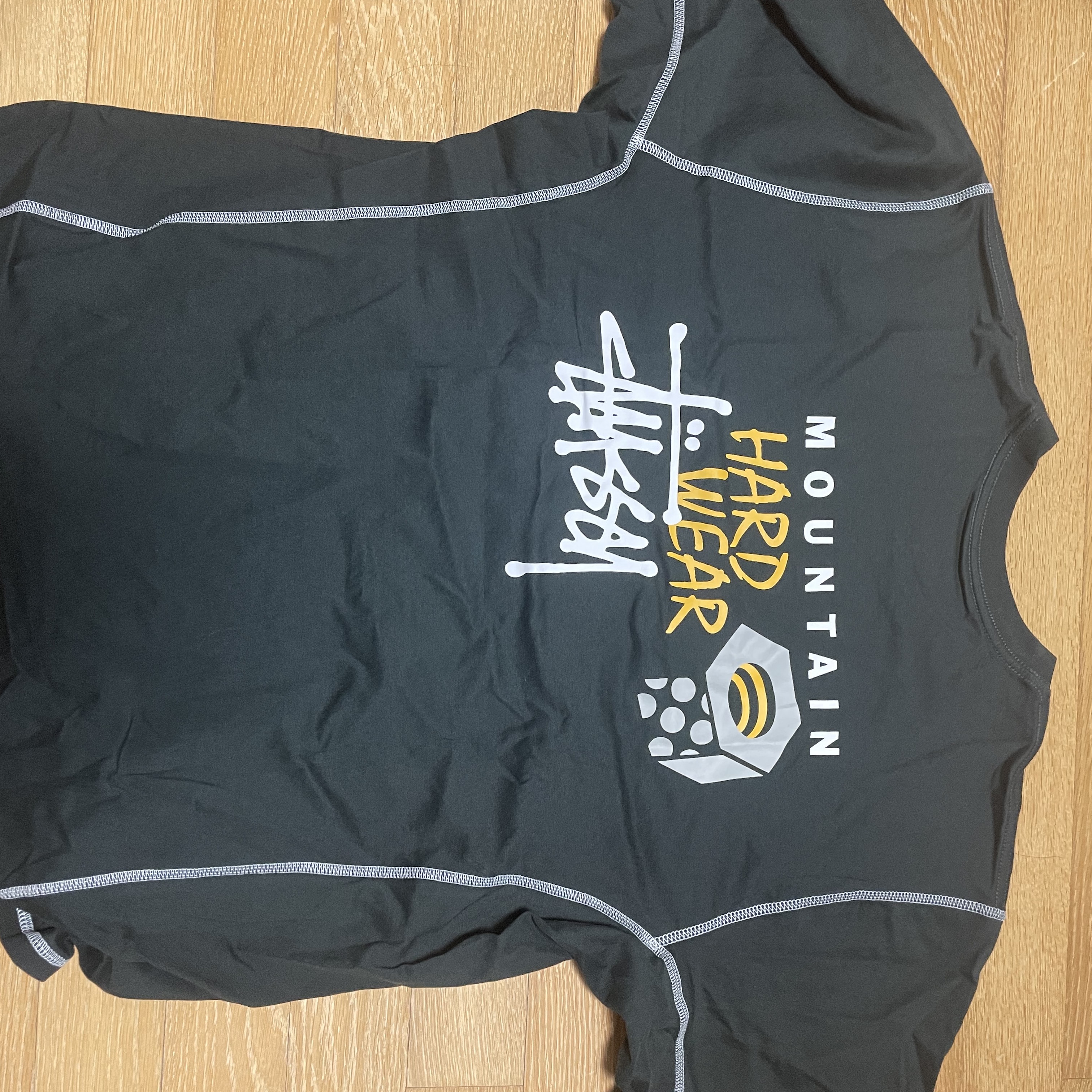 Stussy x Mountain Hardwear T-Shirt Stealth Grey 착용 스타일