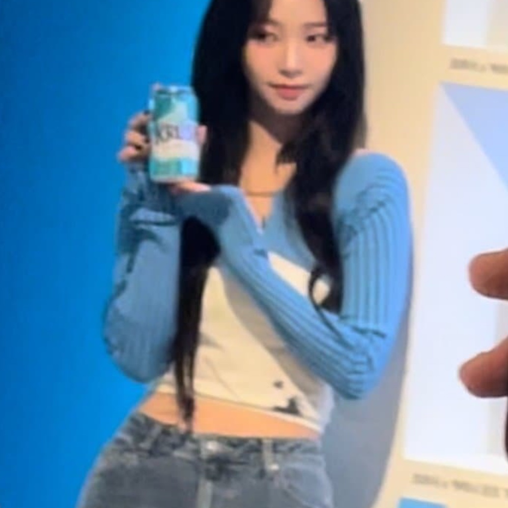 (W) Jacquemus La Maille Pralu Micro Charm Logo Cardigan Light Blue 착용 스타일