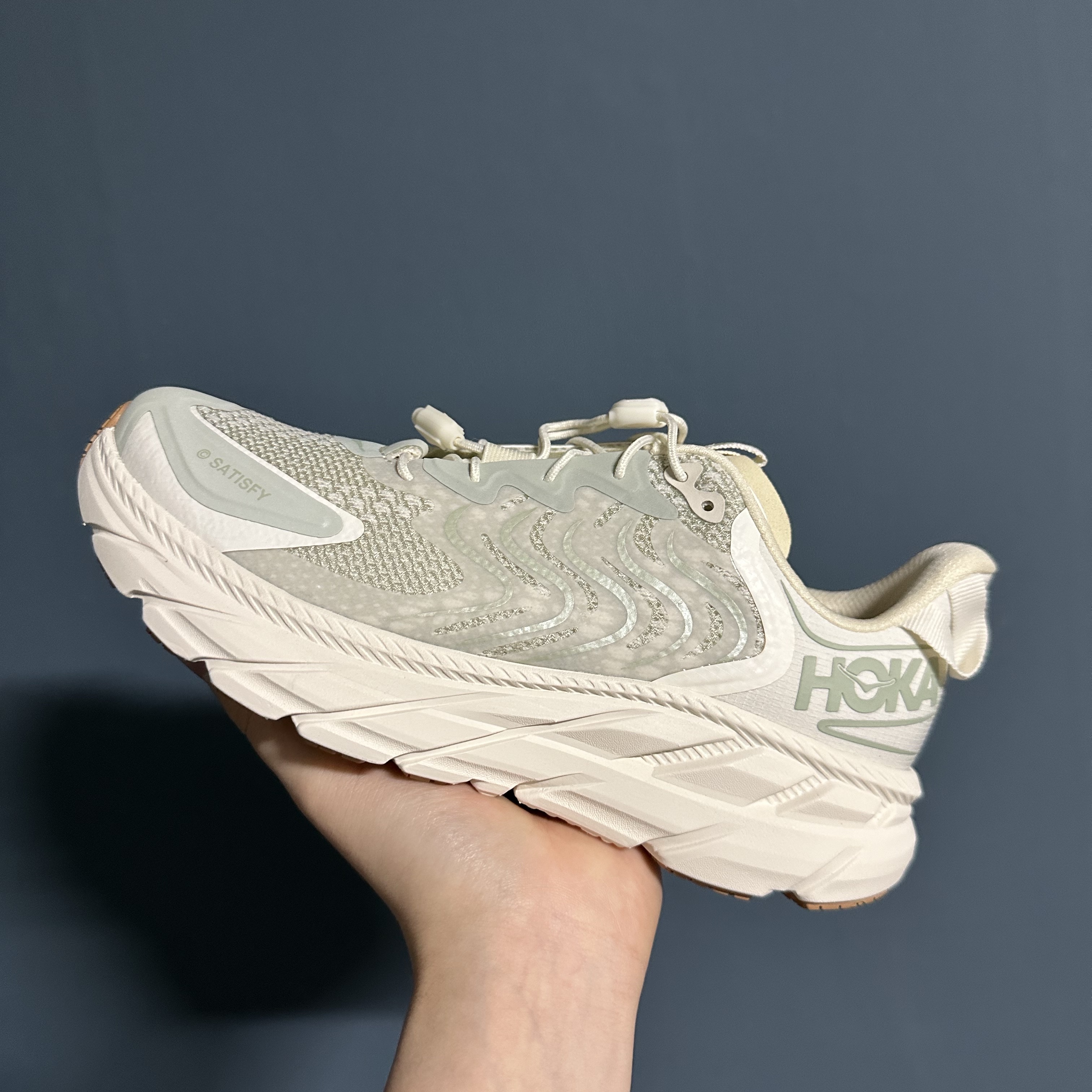 Hoka x Satisfy Clifton LS Celadon Tint Whisper White 착용 스타일