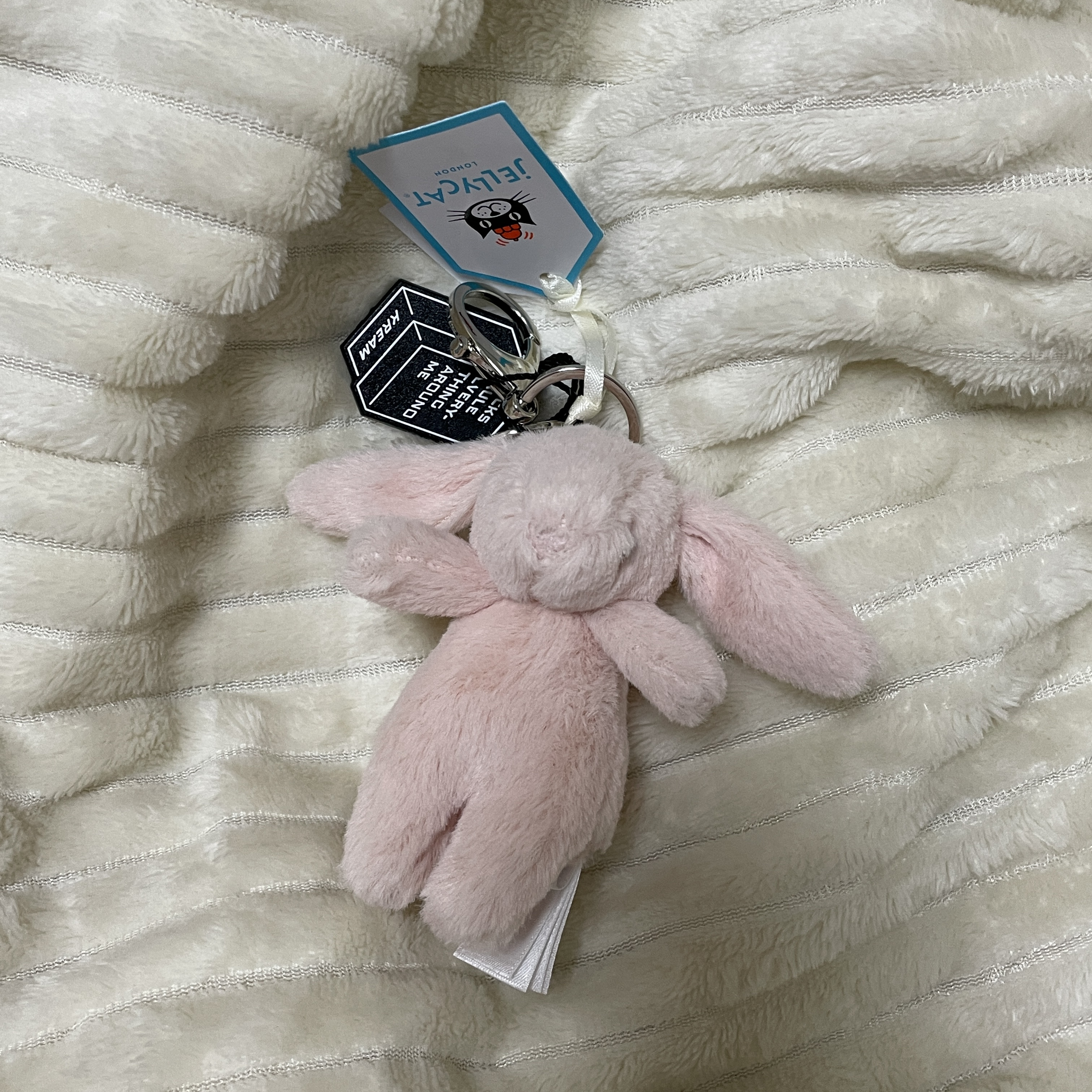 Jellycat Bashful Bunny Bag Charm Blush 착용 스타일