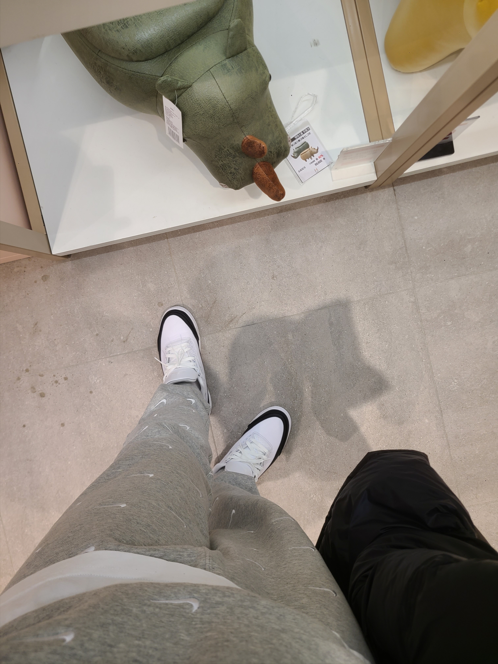 Nike NRG Swoosh Logo Hoodie Grey Heather, Nike NRG Swoosh Logo Pants Grey Heather 착용 스타일 - 2