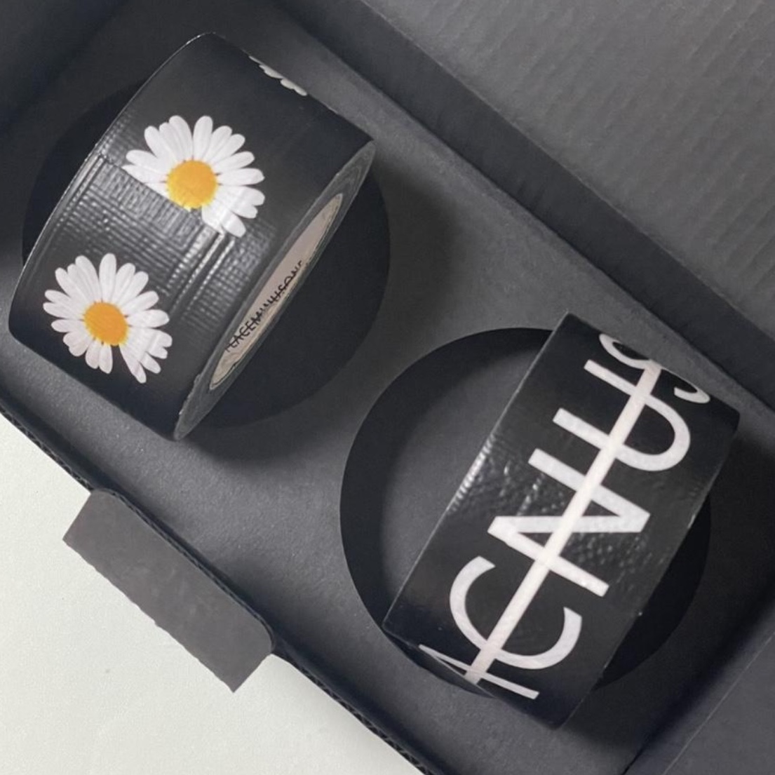 Peaceminusone Duct Tape #1 Black (Set of 2) 착용 스타일
