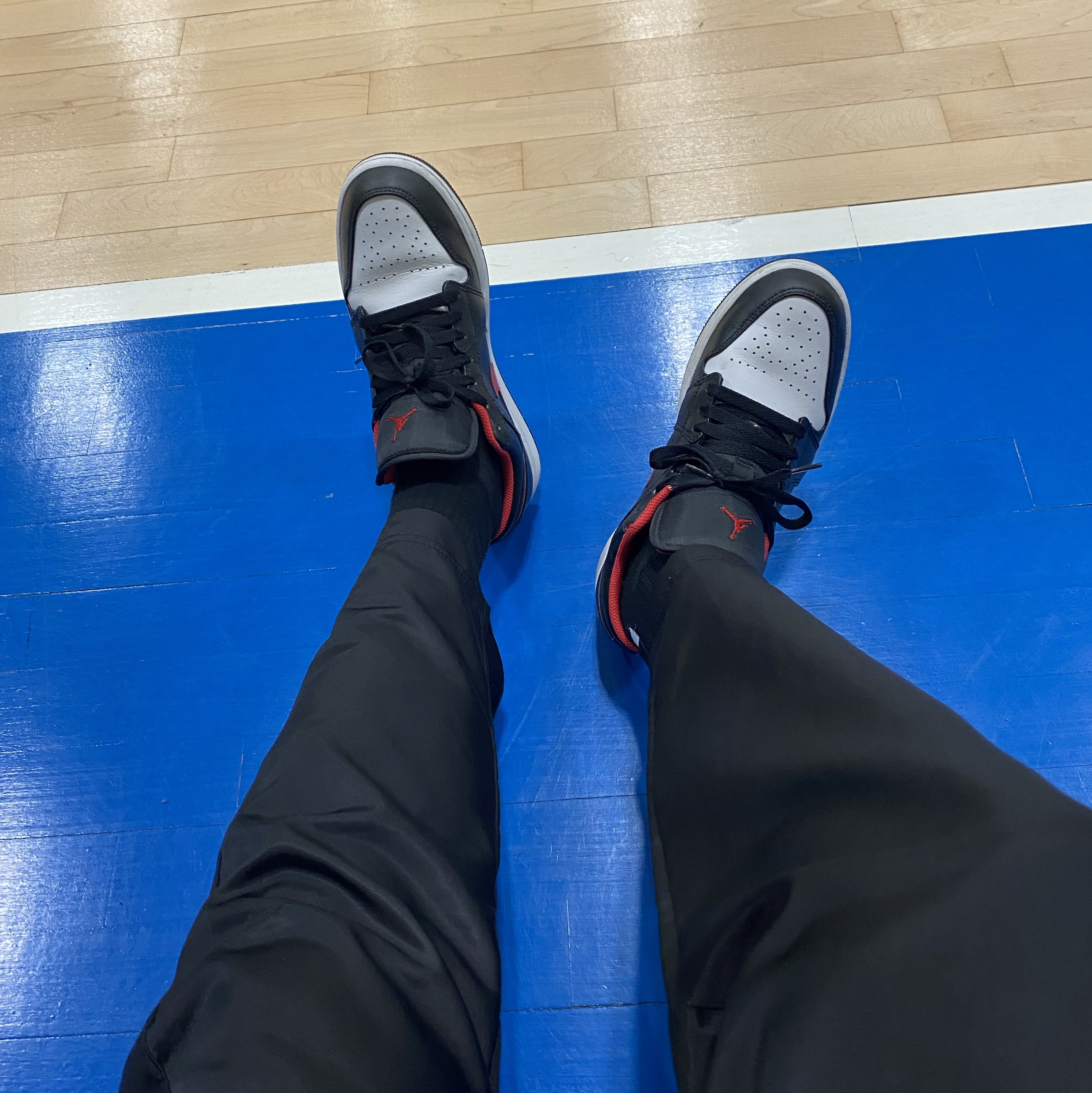 Jordan 1 Low Black Fire Red 착용 스타일