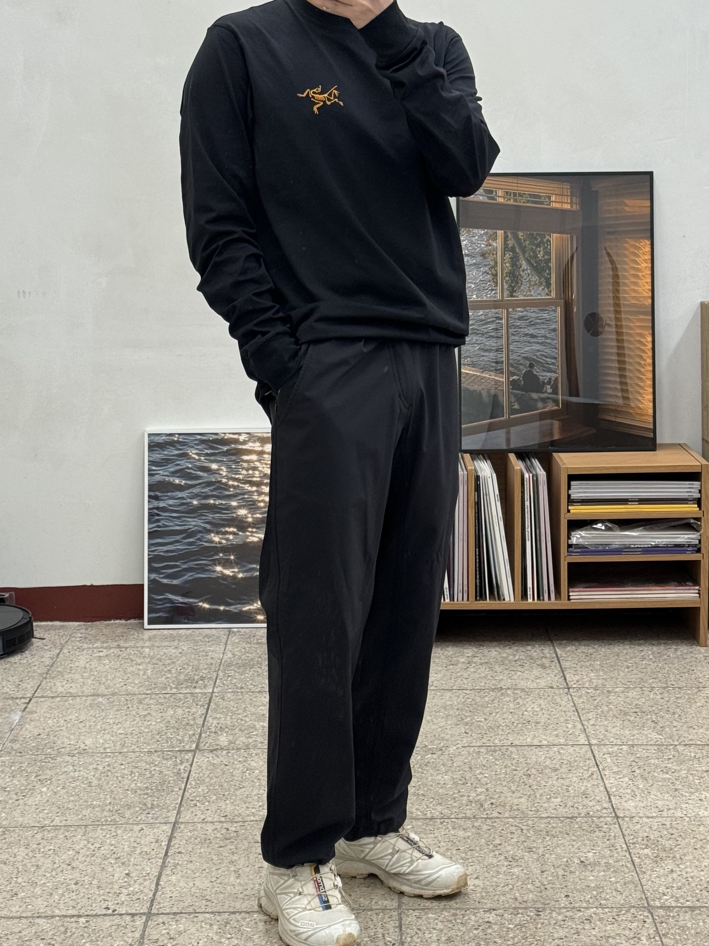 Arc'teryx Arc'Multi Bird Logo LS T-Shirt Black 착용 스타일 - 1