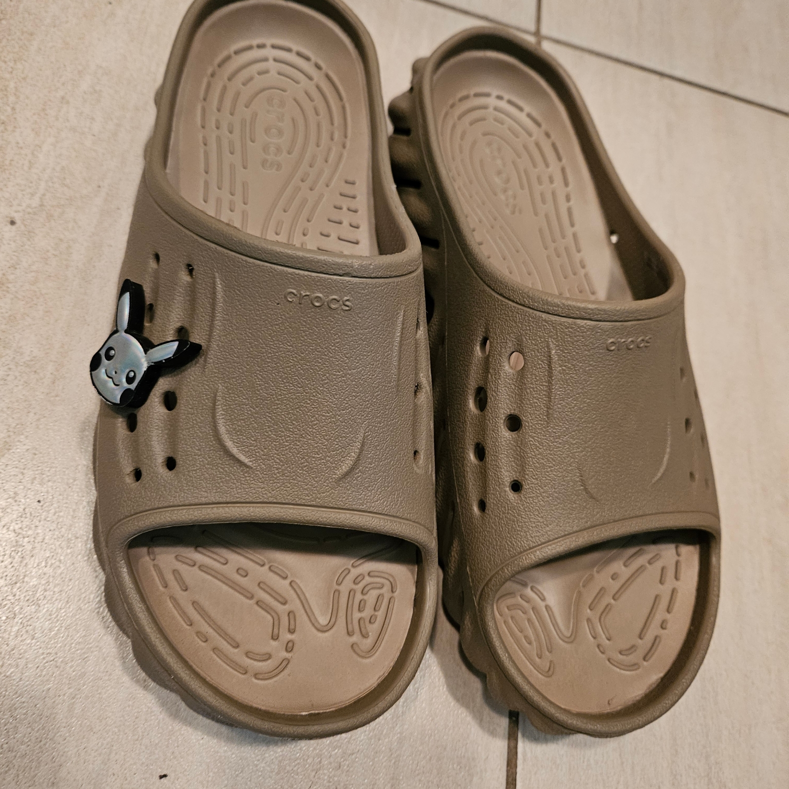 Crocs Echo Slide Tumbleweed 착용 스타일