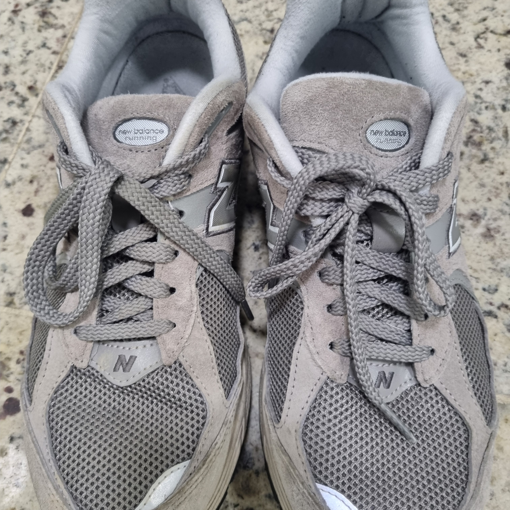 New Balance 2002R Grey 착용 스타일