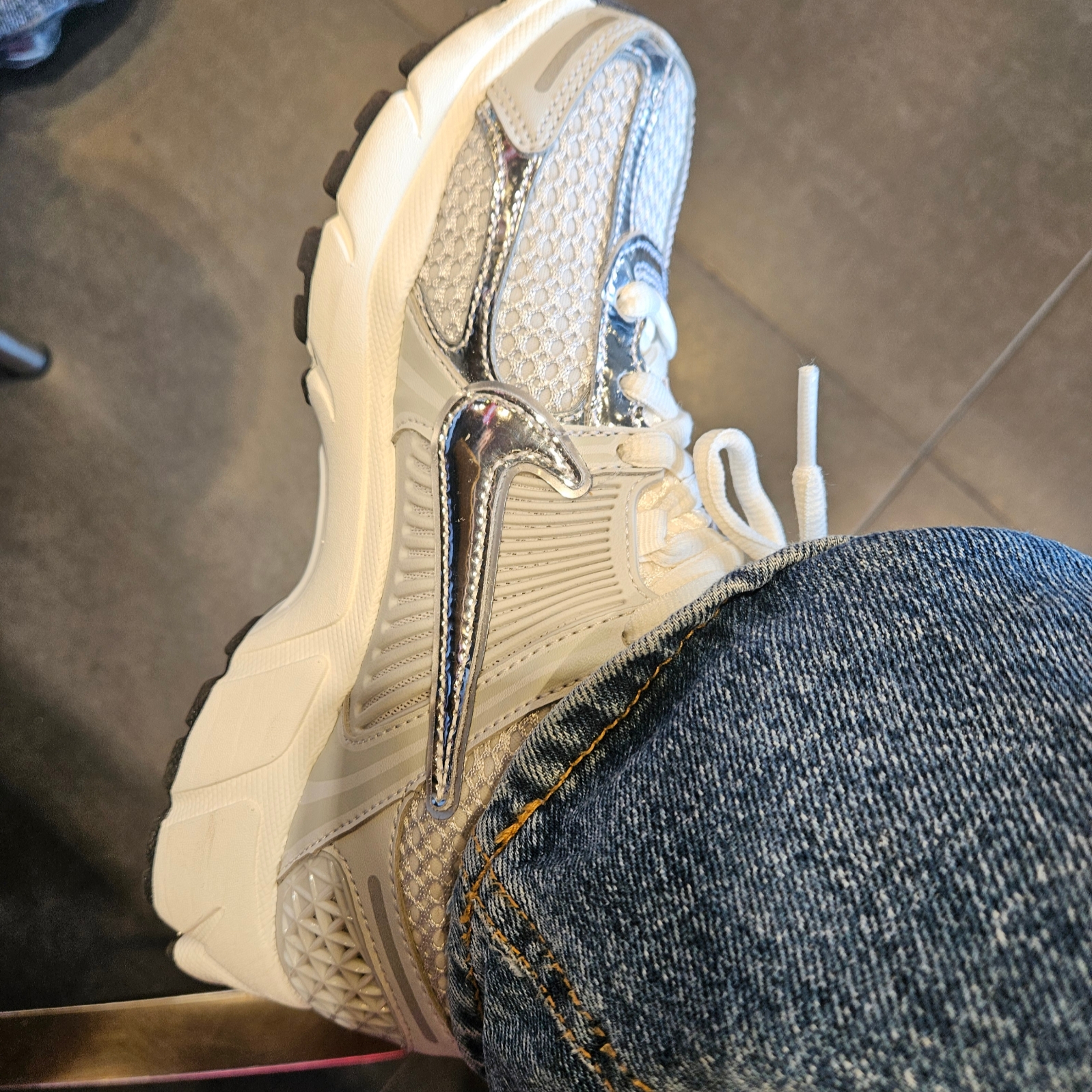 (W) Nike Zoom Vomero 5 Photon Dust and Metallic Silver 착용 스타일