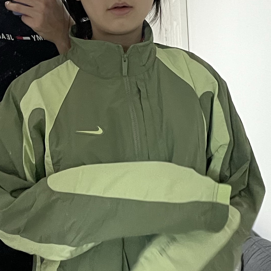 Nike x Drake Nocta Nylon Track Jacket Oil Green (FN7666-386), Nike Court Heritage 86 Logo Tennis Cap Black 착용 스타일 - 3