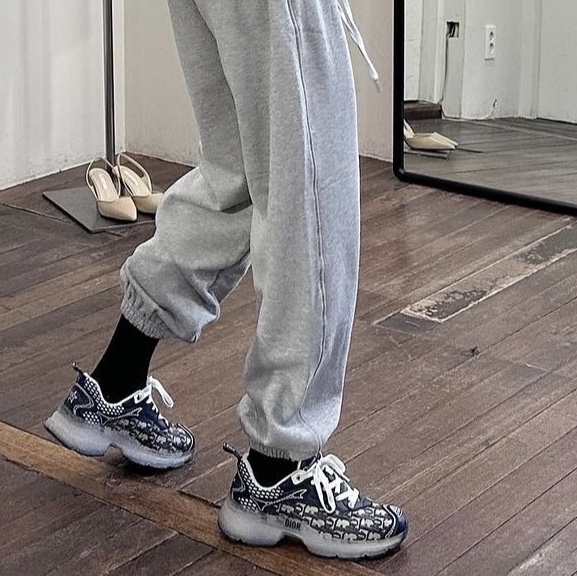 (W) Dior Vibe Sneakers Deep Blue Dior Oblique Technical Fabric Transparent Rubber 착용 스타일