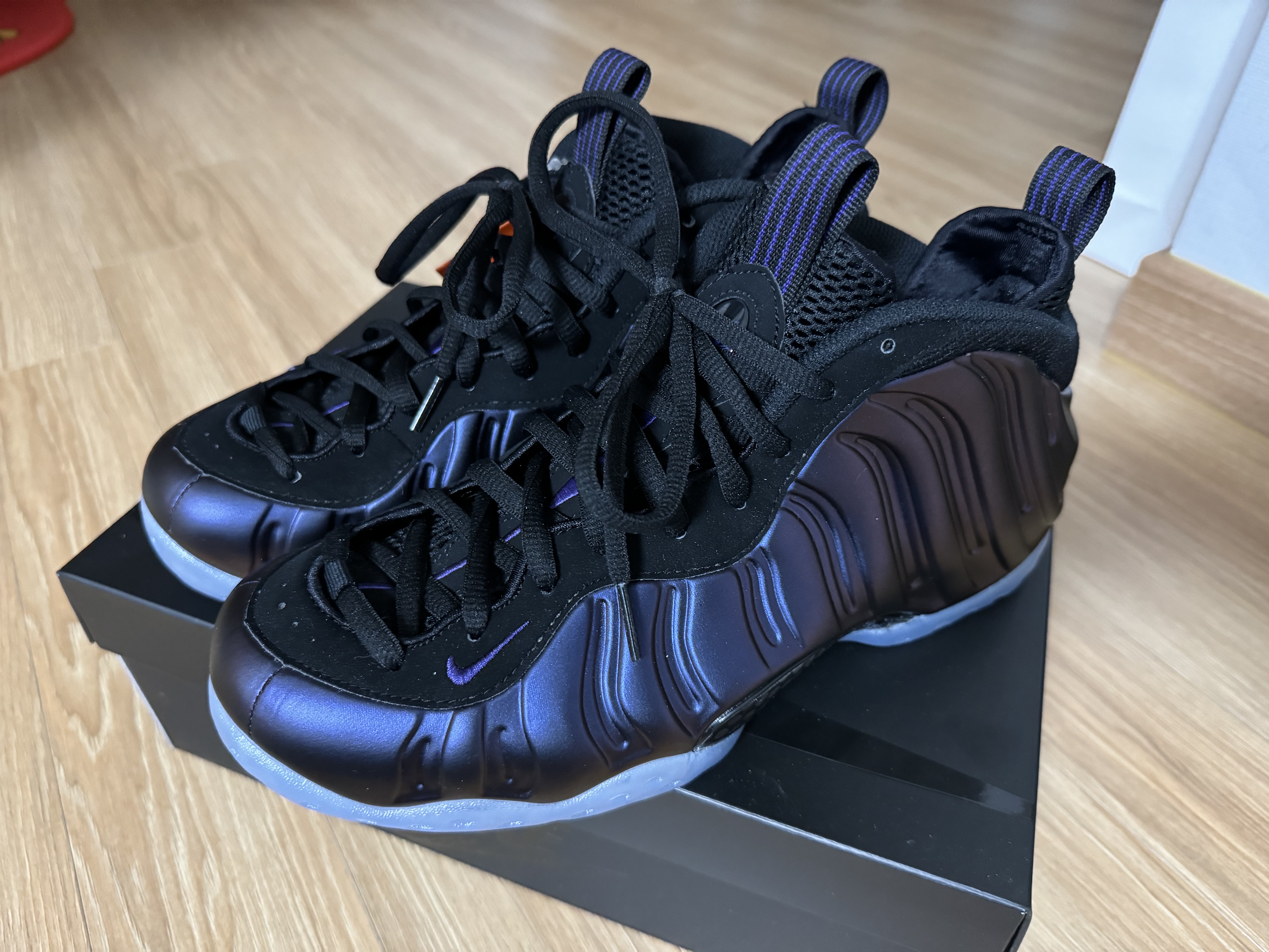 Nike Air Foamposite One Black Varsity Purple 착용 스타일 - 3