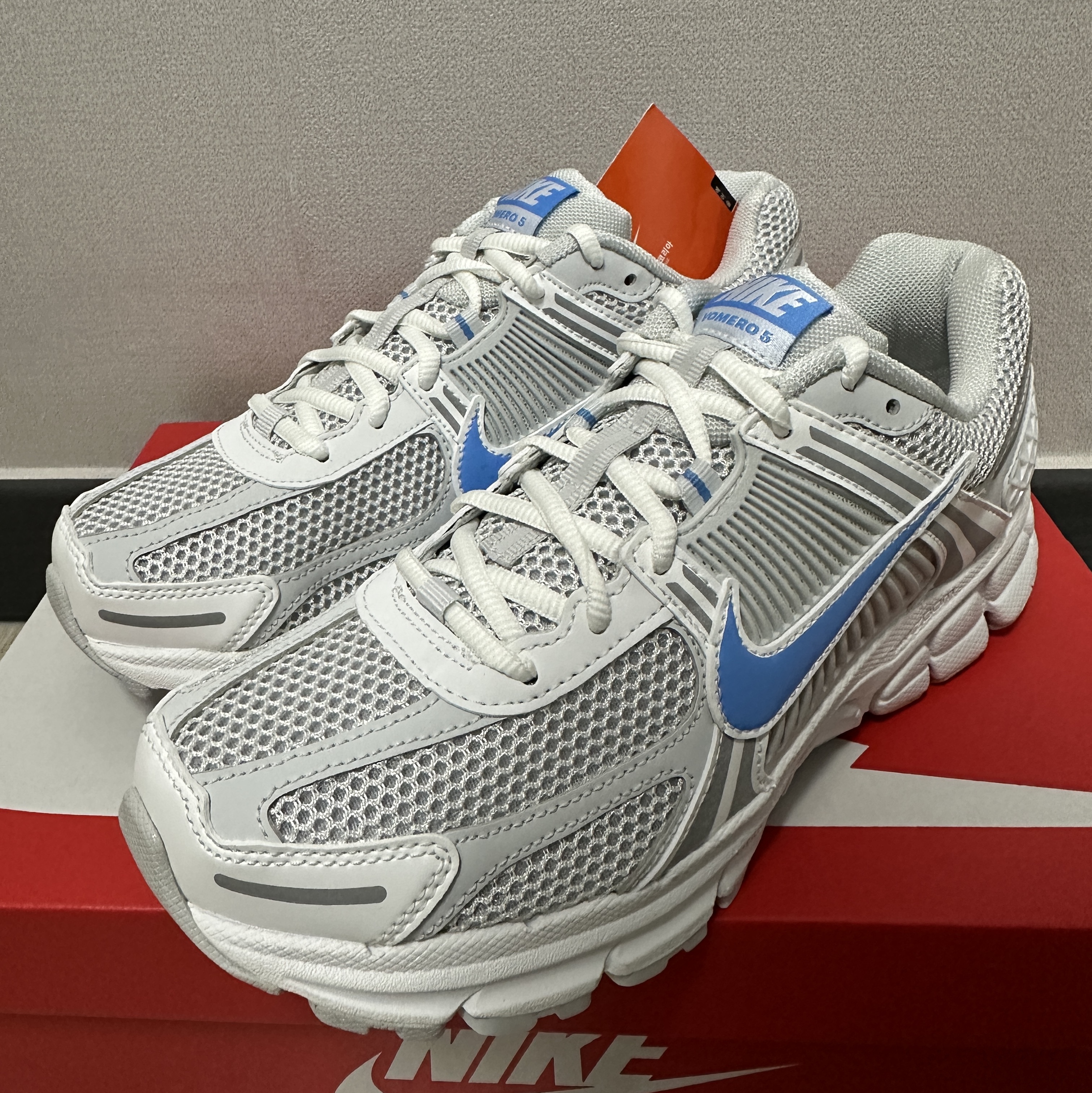 Nike Zoom Vomero 5 Photon Dust and University Blue 착용 스타일