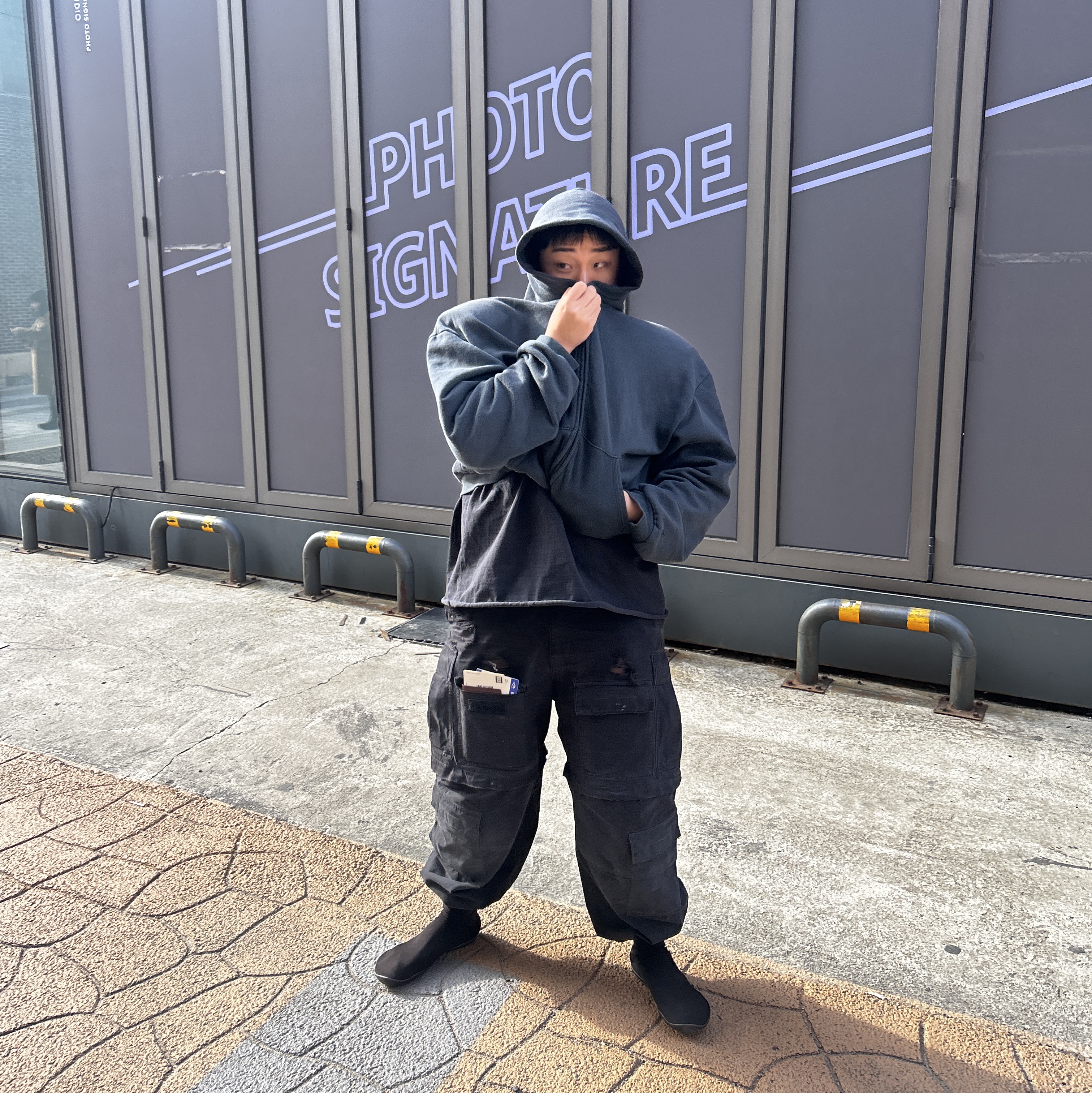 Yeezy YZY Pods Black, Yeezy Vultures Long Sleeve T-Shirt Black 착용 스타일 - 4