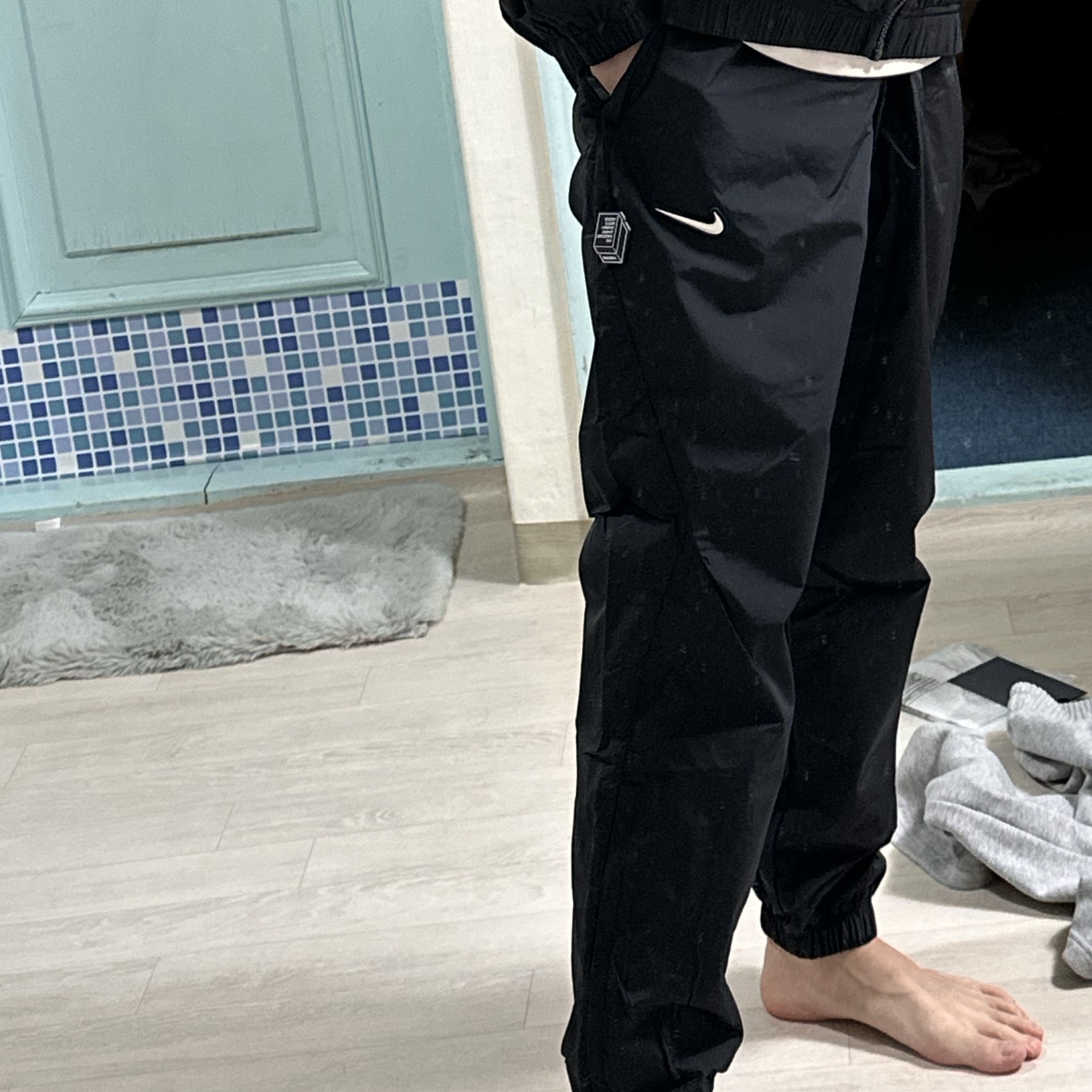Nike x Drake Nocta Woven Track Pants Black (FN7668-010) 착용 스타일