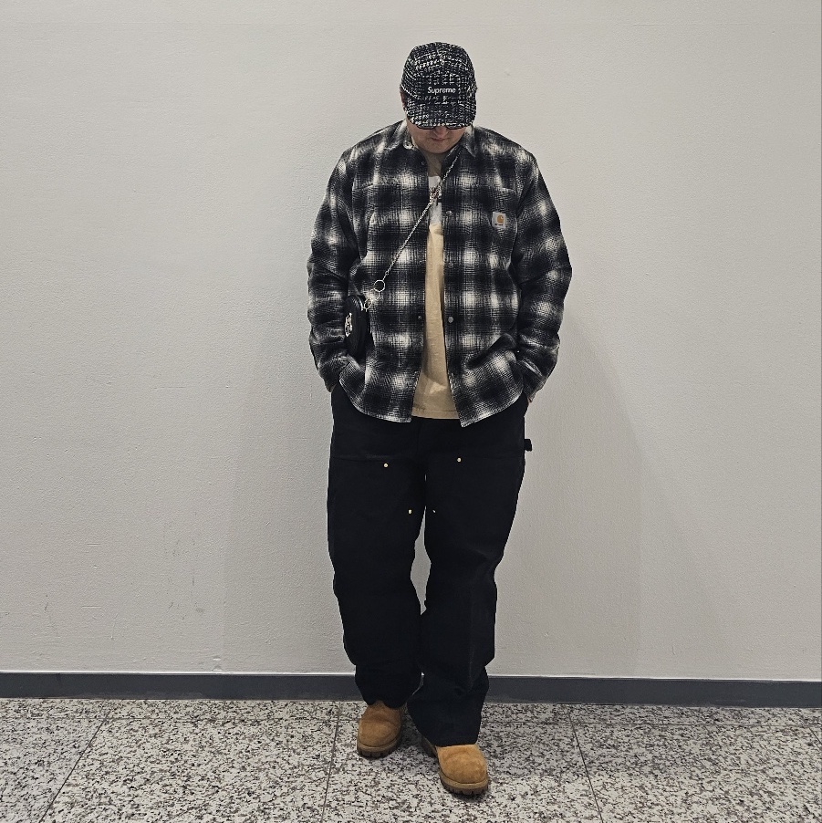 Essentials Puffer Jacket Black - 20FW, Carhartt WIP Dearborn Canvas Double Knee Pants Black Rinsed 착용 스타일 - 2