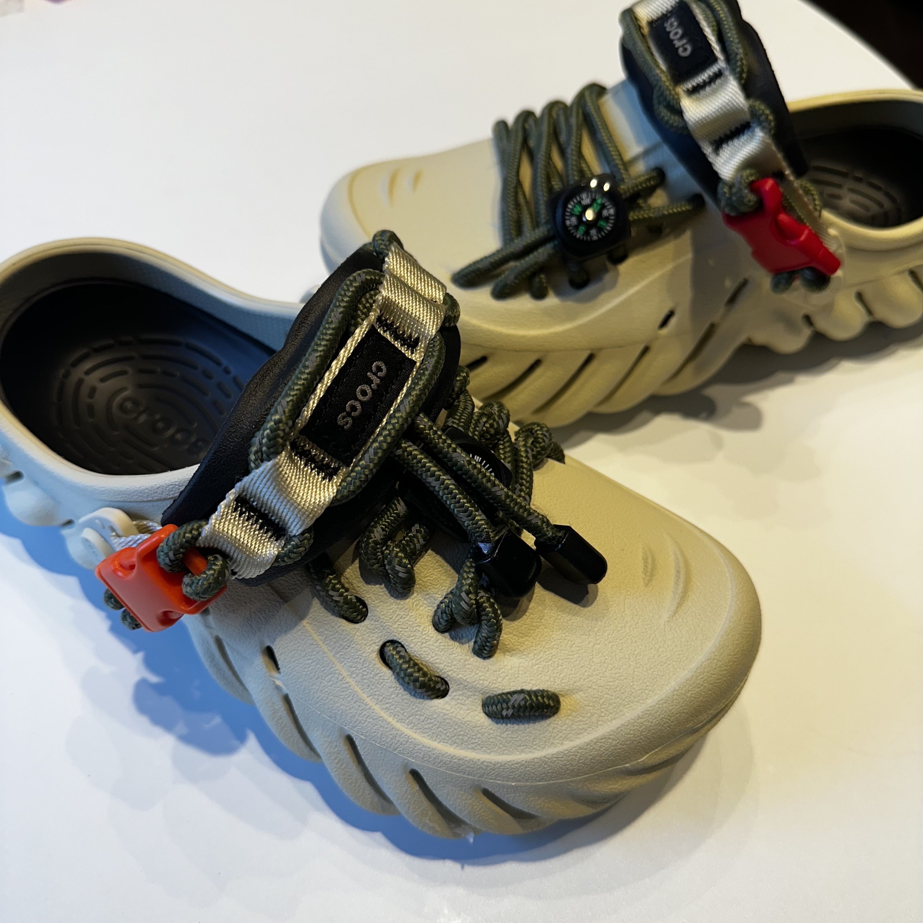 Crocs Echo Clog Bone Black 착용 스타일 - 2