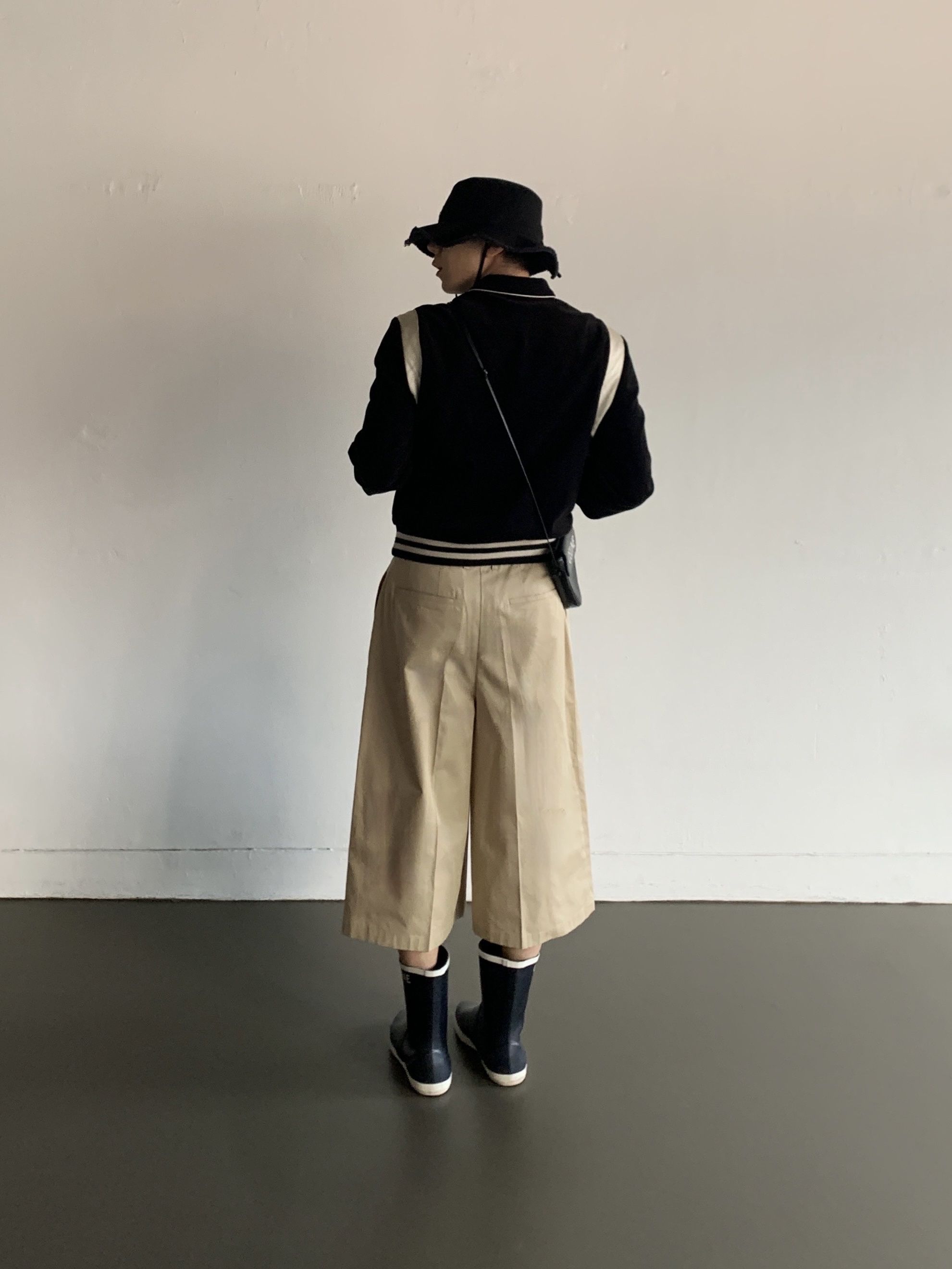 Jacquemus Le Bob Artichaut Bucket Hat Black, Celine Teddy Jacket in Corduroy Black 착용 스타일 - 10