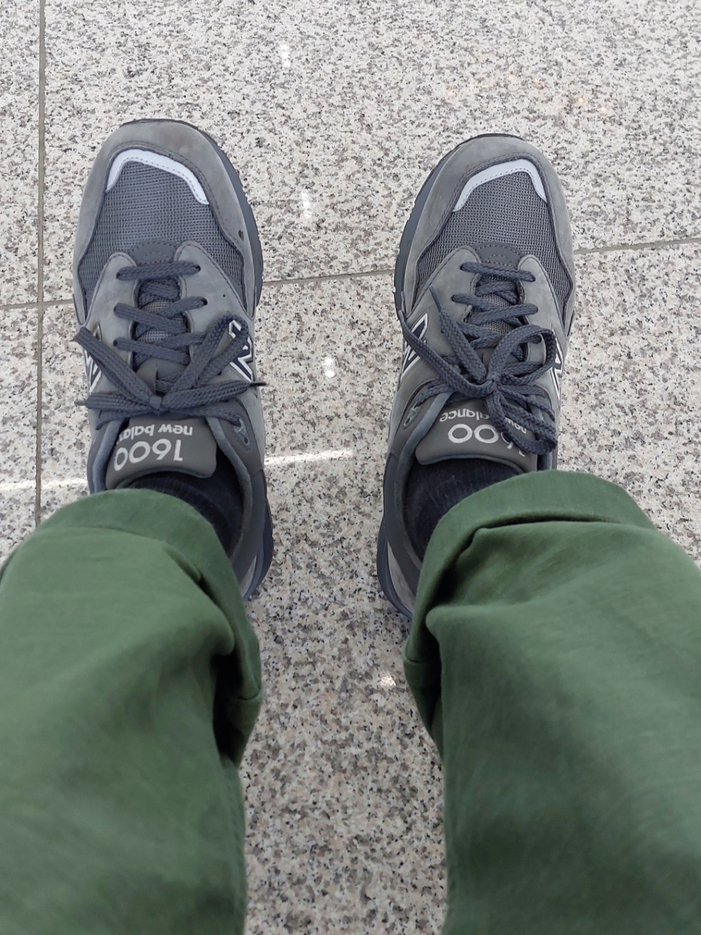 New Balance 1600 Dark Grey, Orslow 5002 US Army Fatigue Pants Green 착용 스타일 - 1