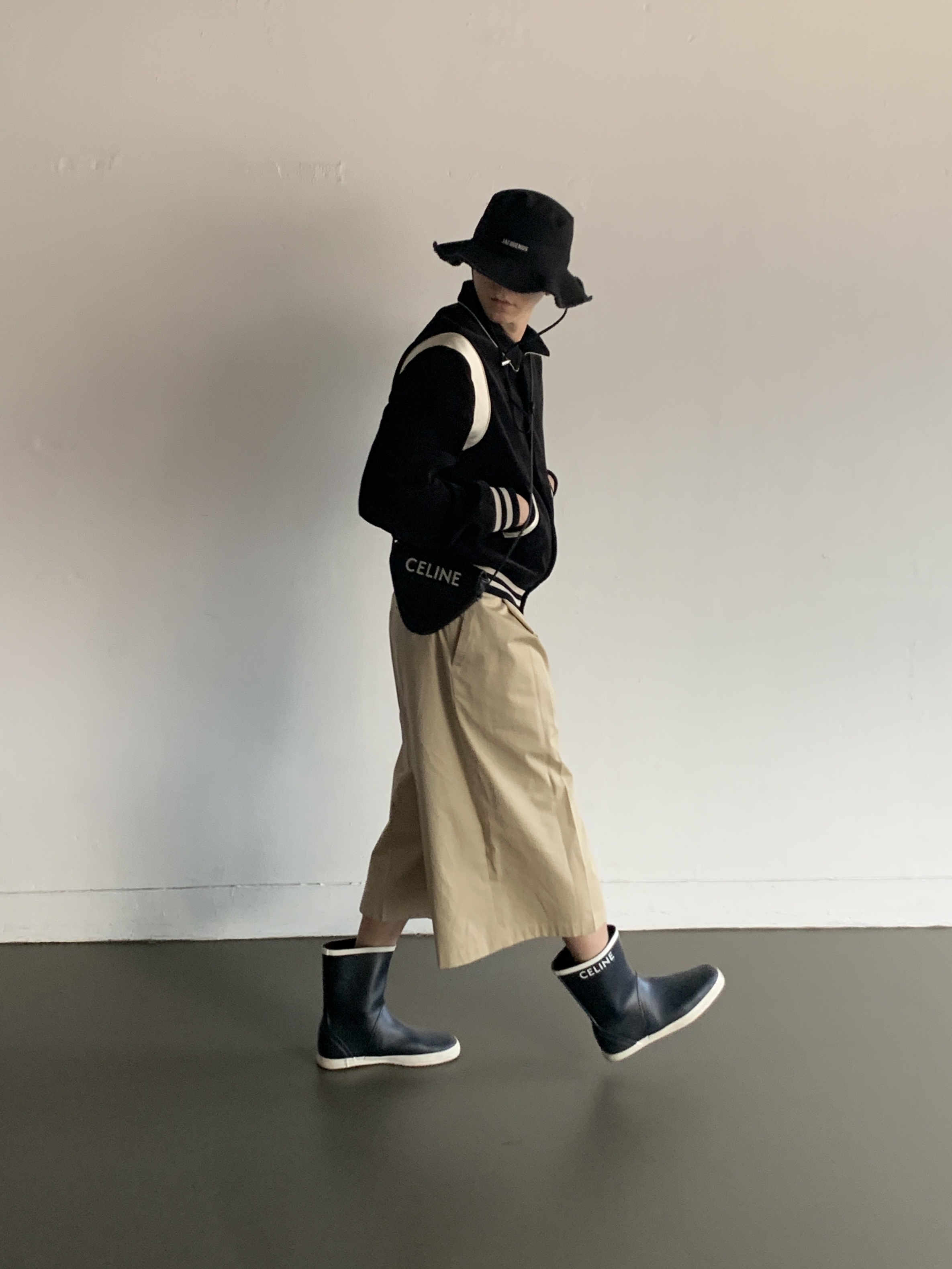 Jacquemus Le Bob Artichaut Bucket Hat Black, Celine Teddy Jacket in Corduroy Black 착용 스타일 - 3