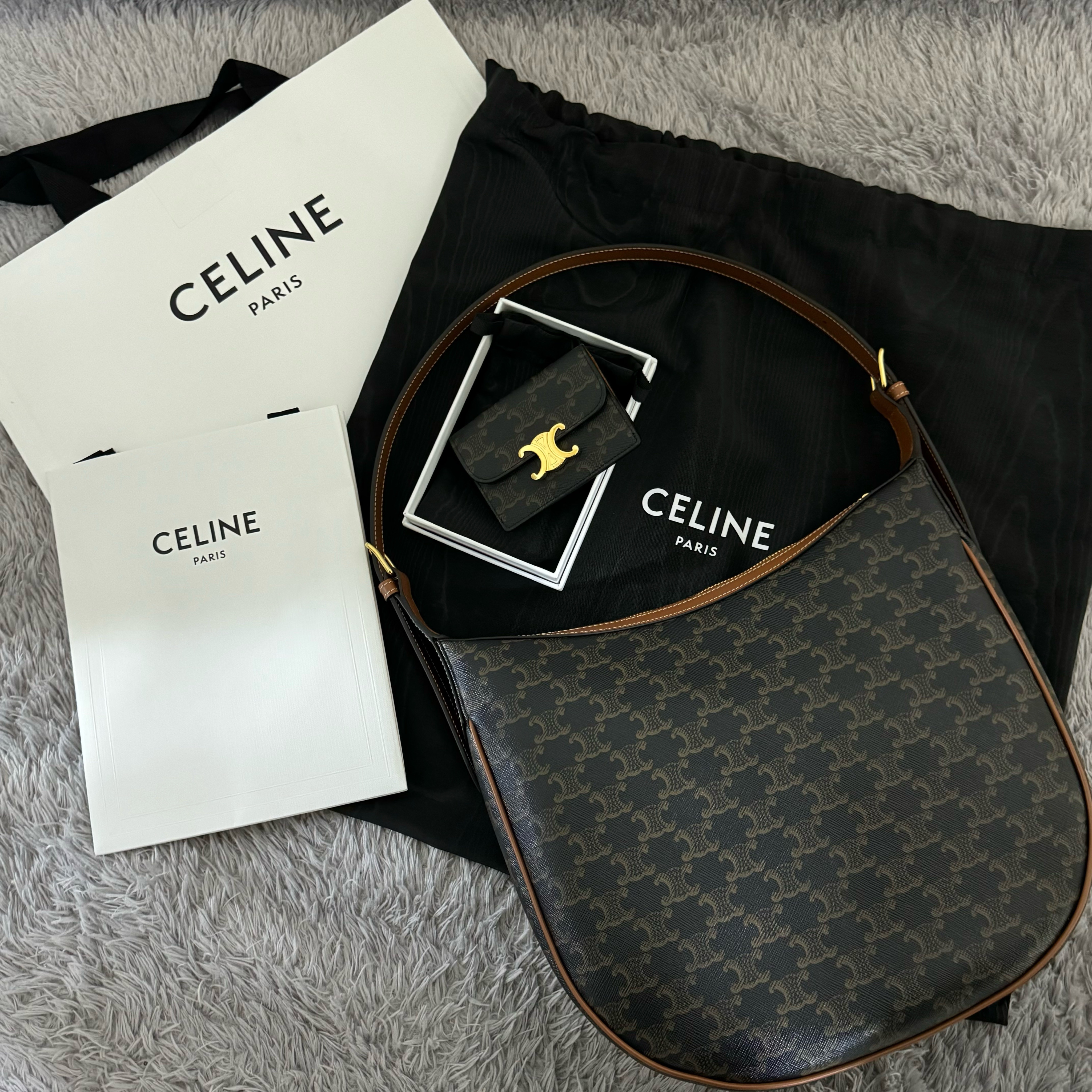 Celine Heloise Cuir Triomphe Bag in Triomphe Canvas Calfskin Tan, Celine Card Holder with Flap in Triomphe Canvas Tan 착용 스타일