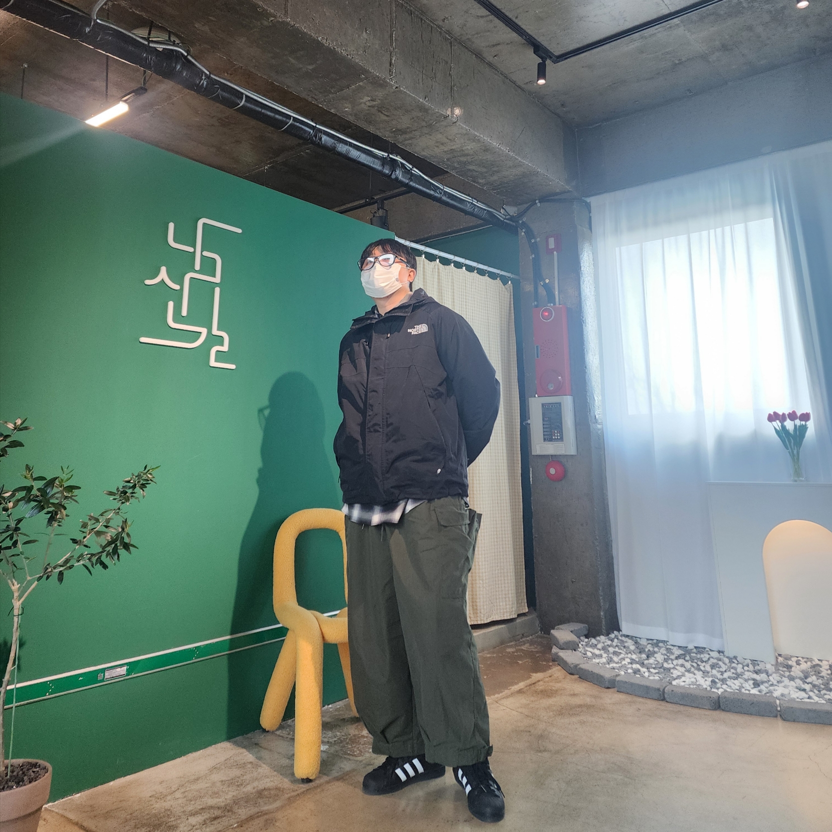 The North Face Hi Mountain Jacket Black, Adidas Superstar Core Black White 착용 스타일 - 4