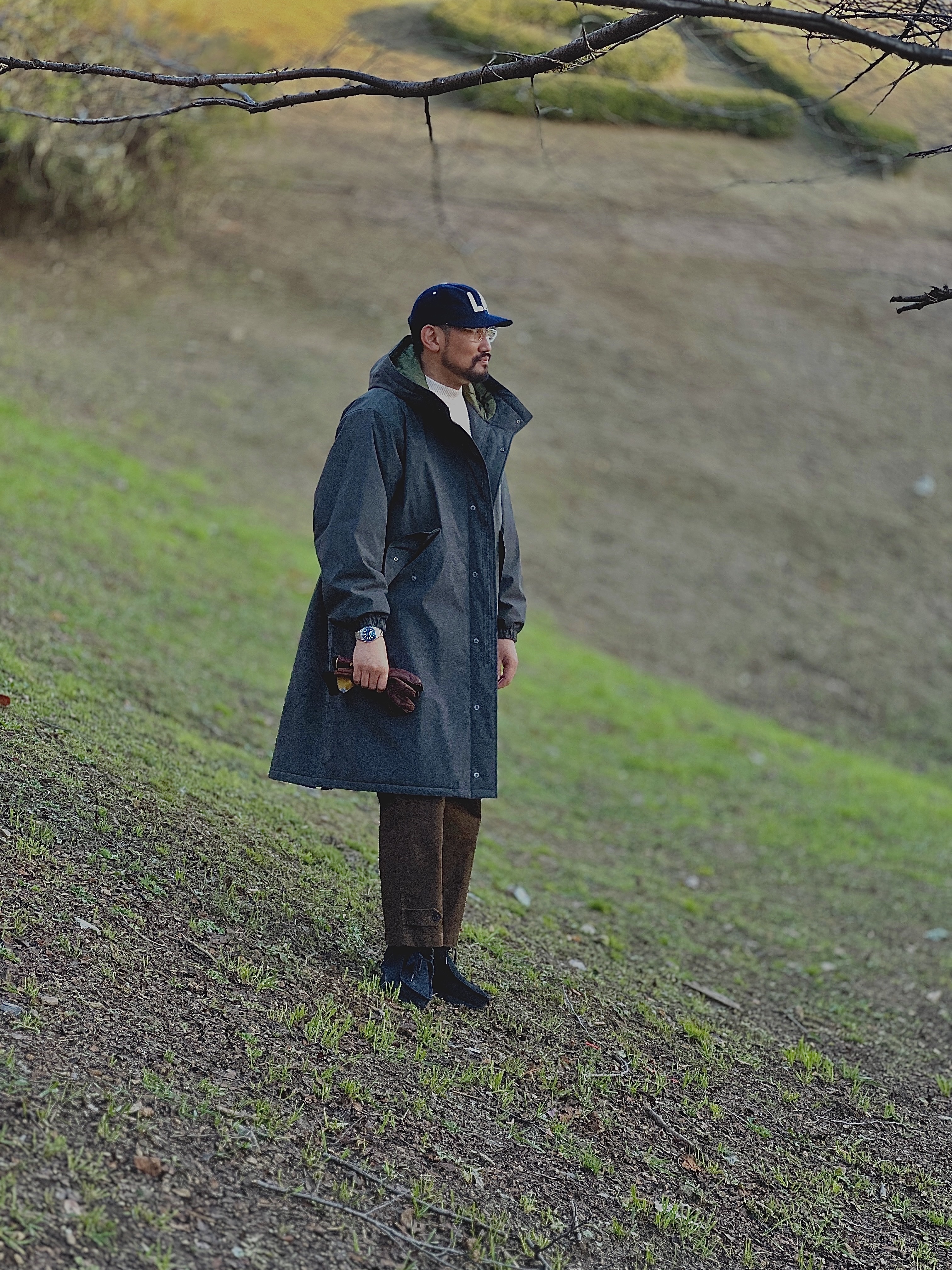Uniqlo x Engineered Garments Pufftech Hooded Coat Dark Green, Clarks x Beams Wallabee Boots GTX Navy Suede 착용 스타일 - 6