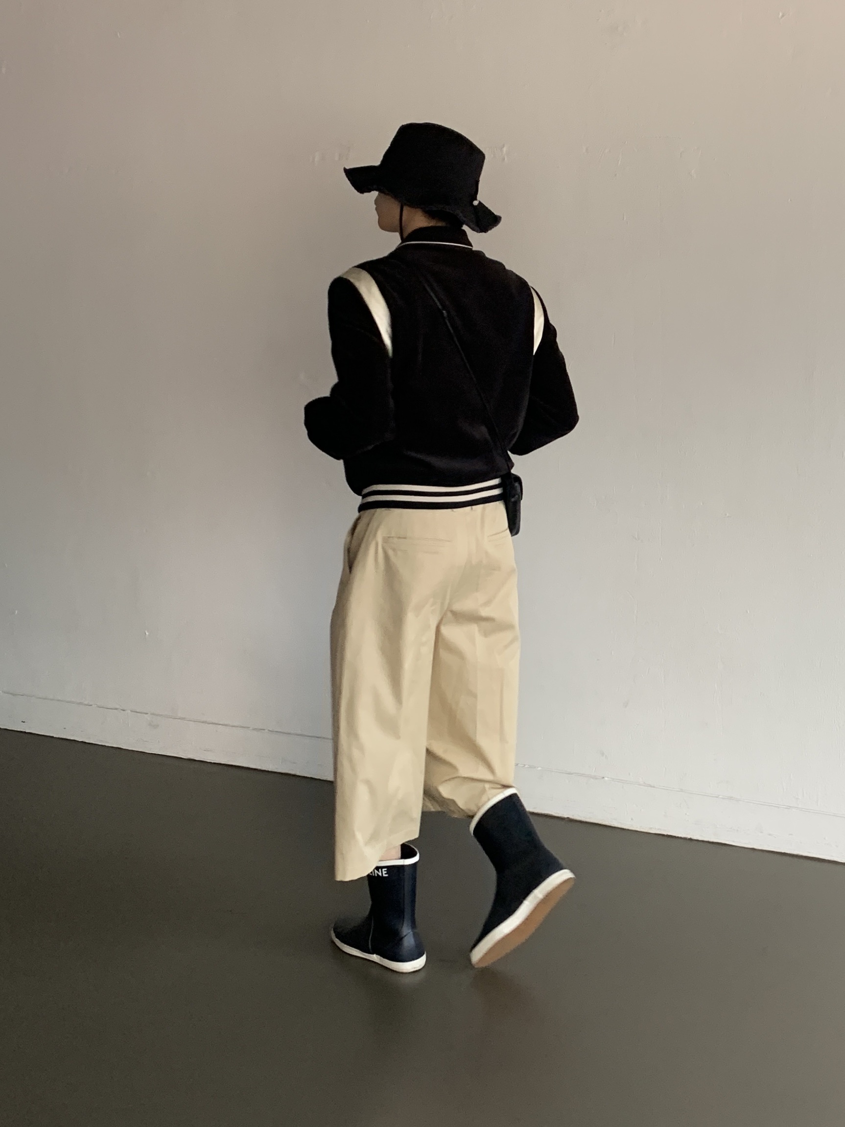 Jacquemus Le Bob Artichaut Bucket Hat Black, Celine Teddy Jacket in Corduroy Black 착용 스타일 - 4