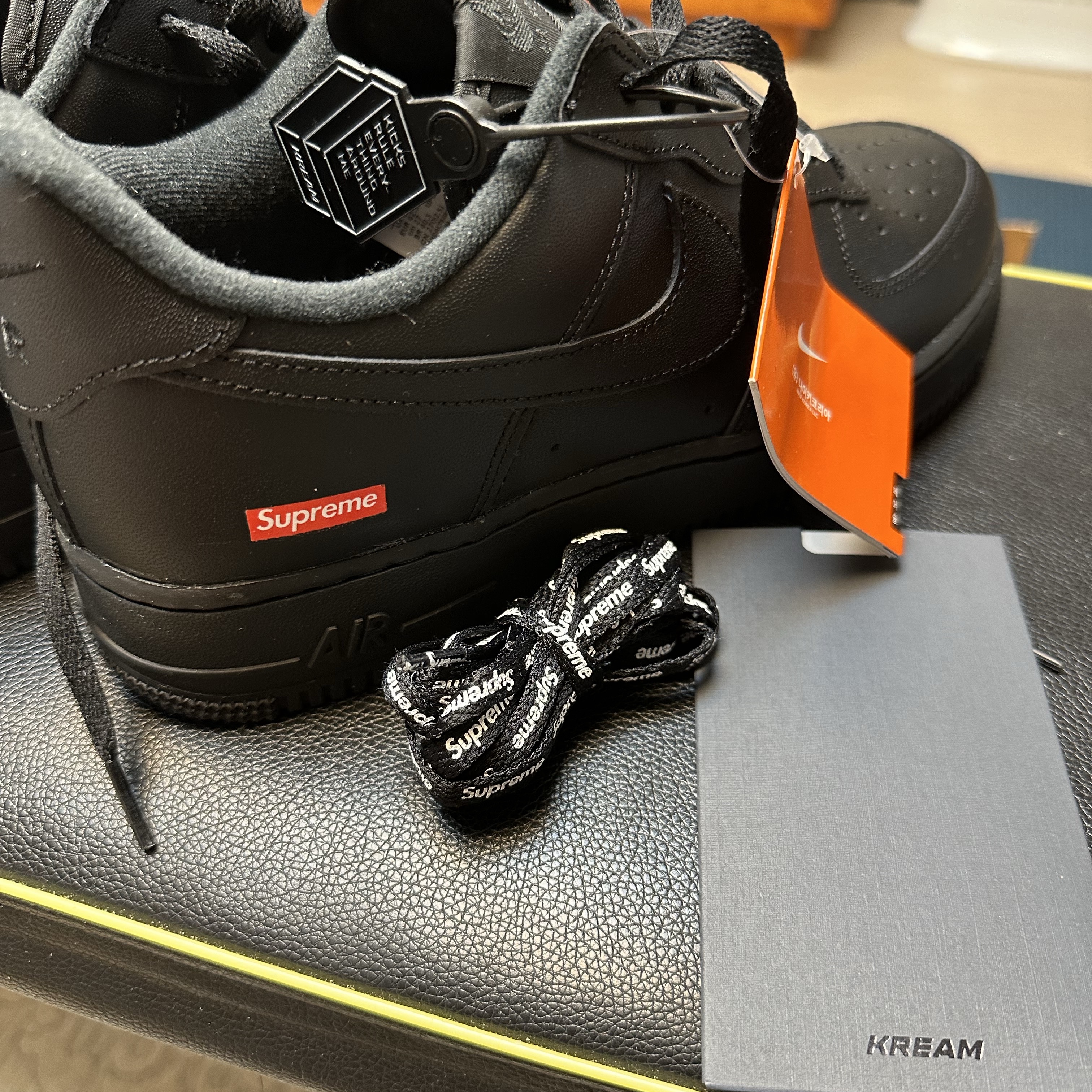 Nike x Supreme Air Force 1 Low Black 착용 스타일 - 3