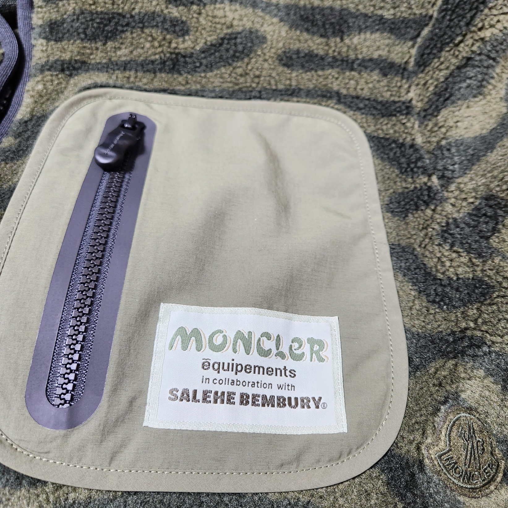 Moncler x Salehe Bembury Teddy Zip-Up Sweatshirt Dark Green 착용 스타일