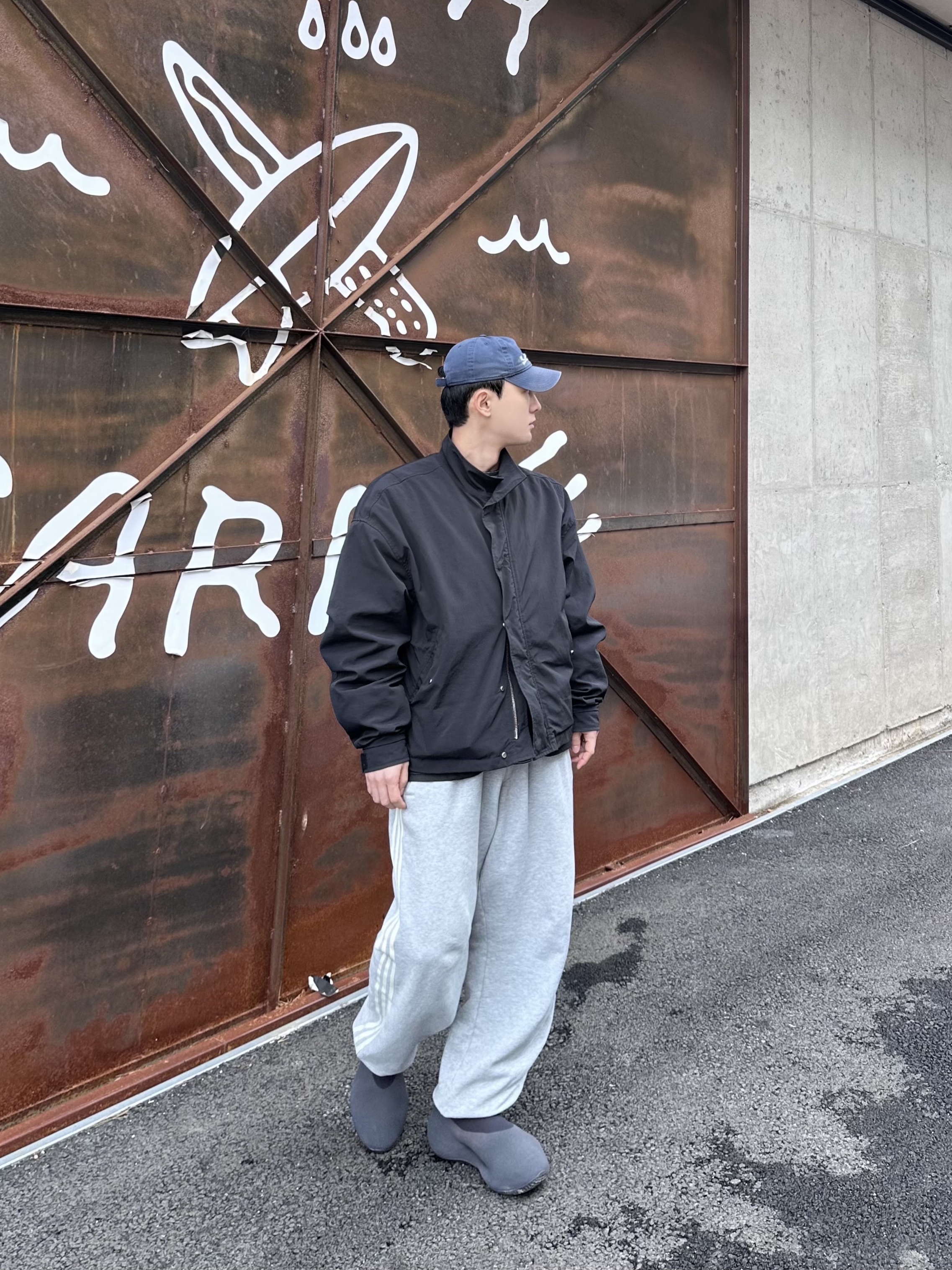 Adidas Yeezy Knit RNR Fade Onyx, IDEA x New Era The Collier Cap Navy 착용 스타일