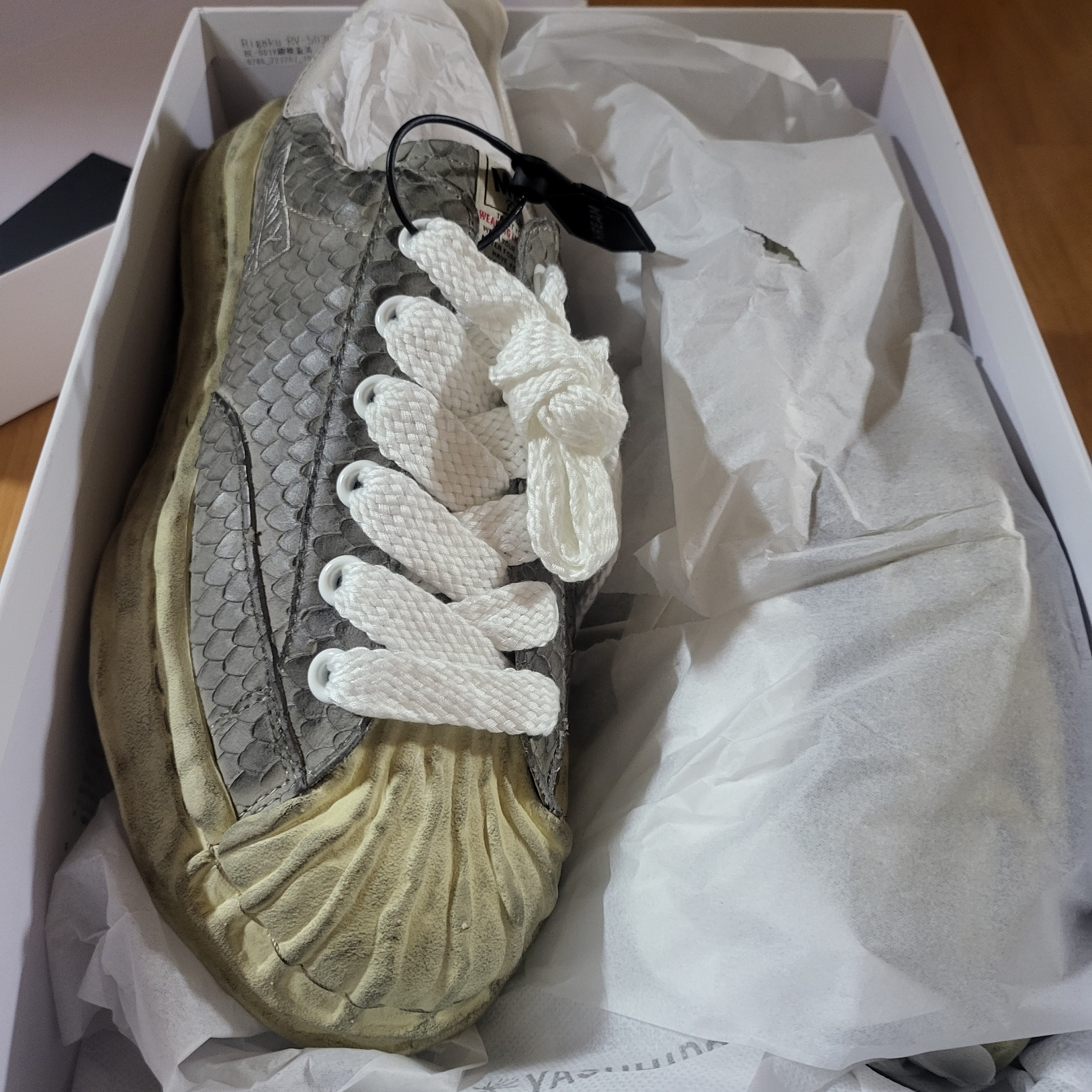 Maison Mihara Yasuhiro Blakey OG Sole Distressed Leather Low-top Sneakers White 착용 스타일 - 1