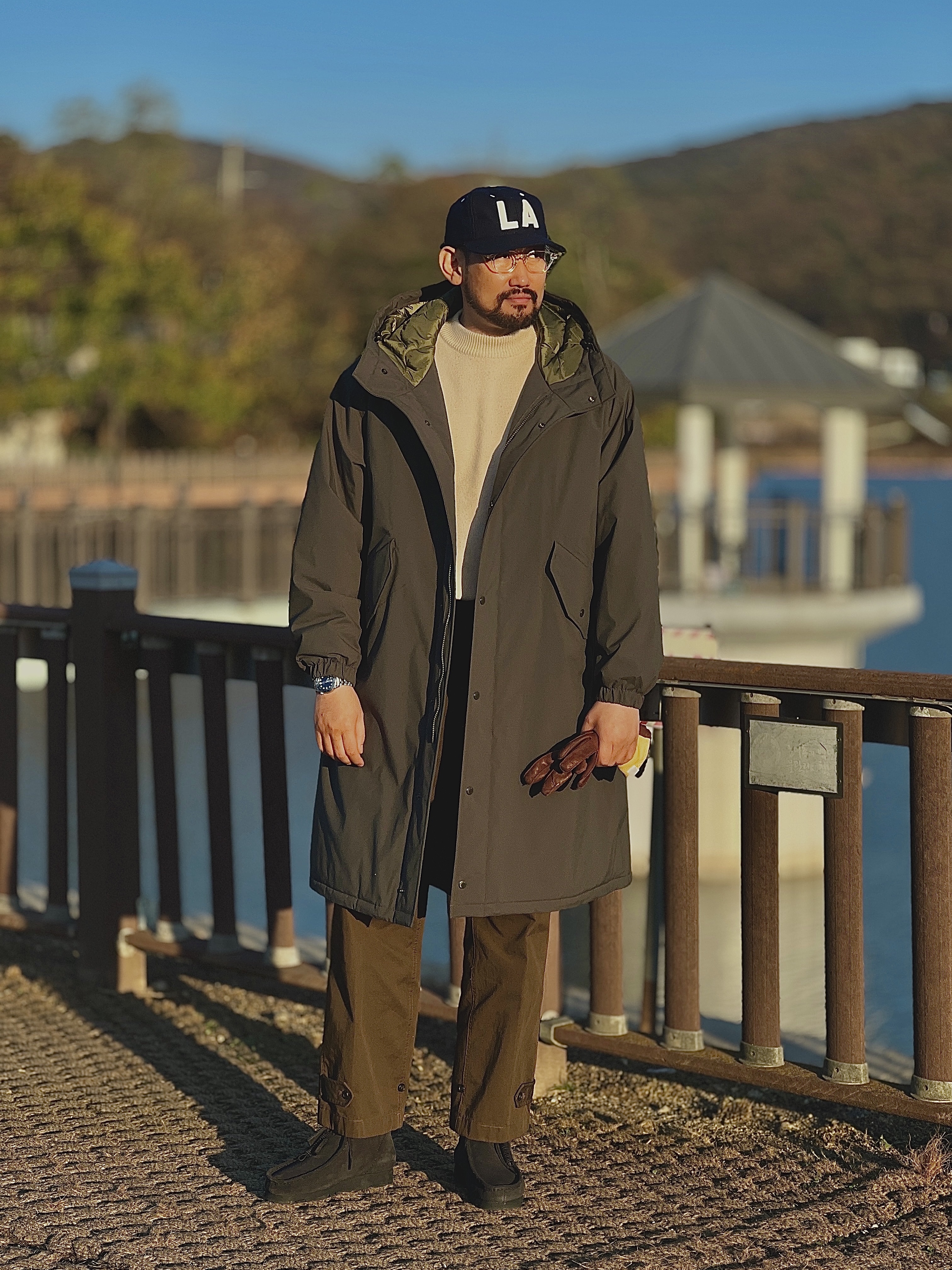 Uniqlo x Engineered Garments Pufftech Hooded Coat Dark Green, Clarks x Beams Wallabee Boots GTX Navy Suede 착용 스타일 - 3
