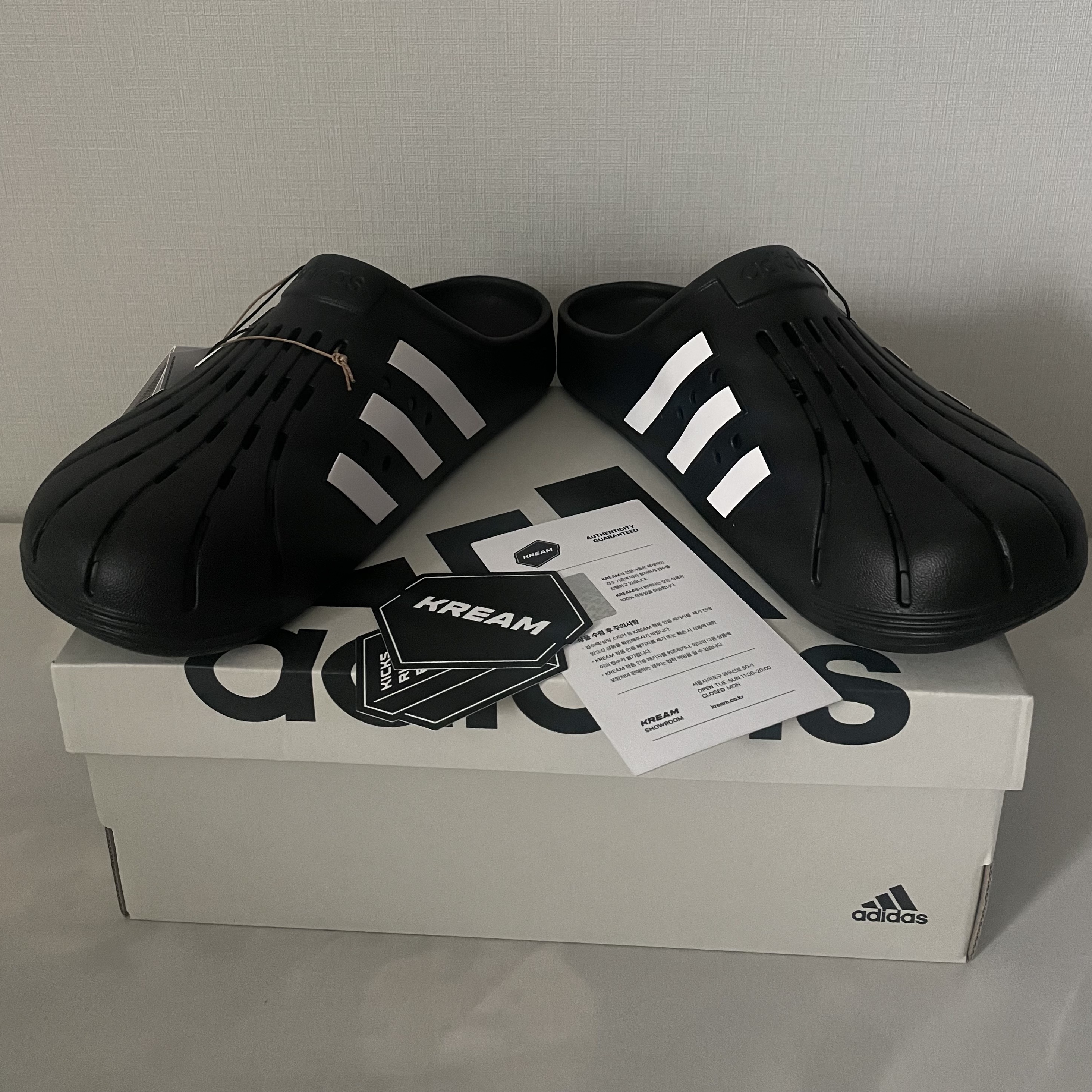 Adidas Adilette Clog Black White 착용 스타일