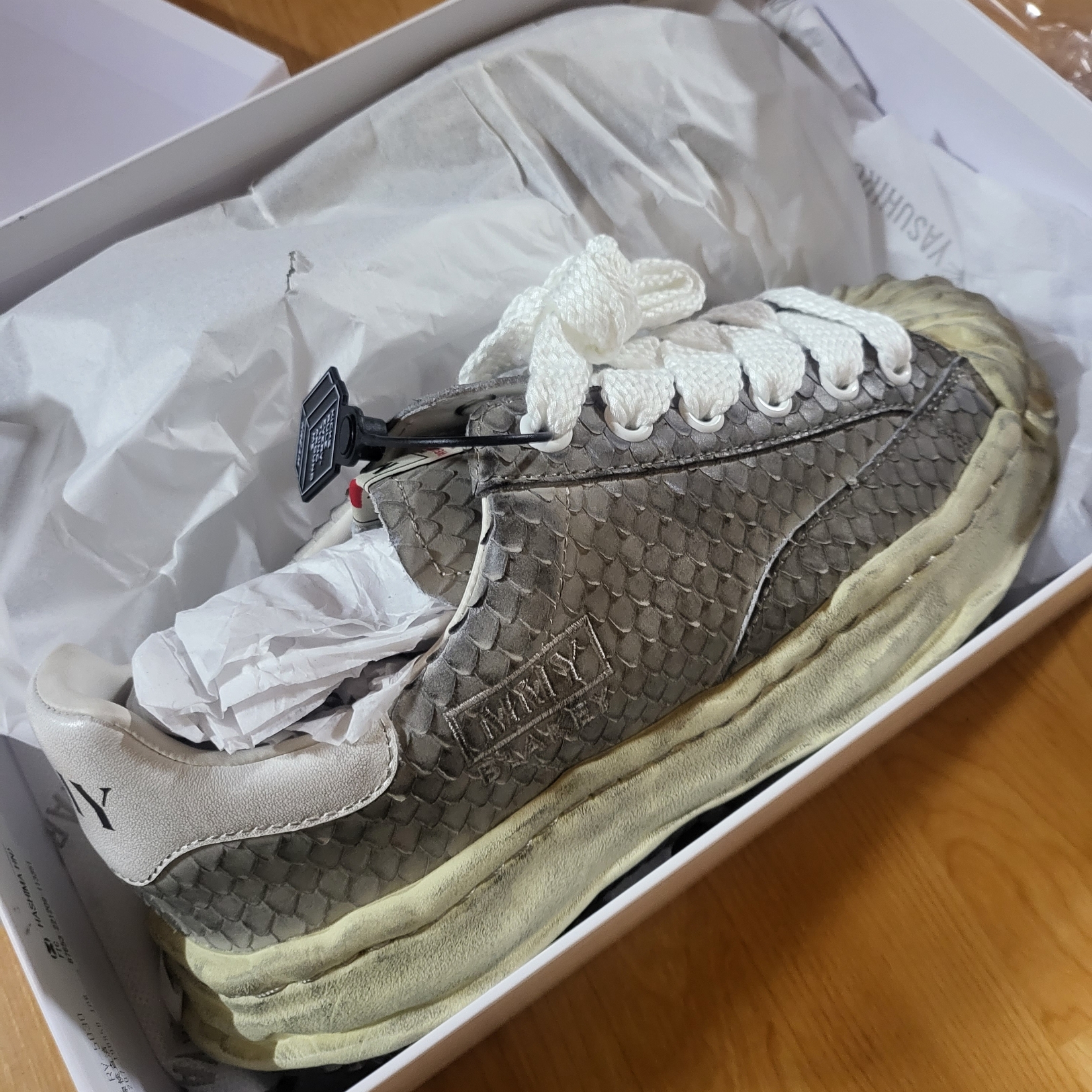 Maison Mihara Yasuhiro Blakey OG Sole Distressed Leather Low-top Sneakers White 착용 스타일 - 2
