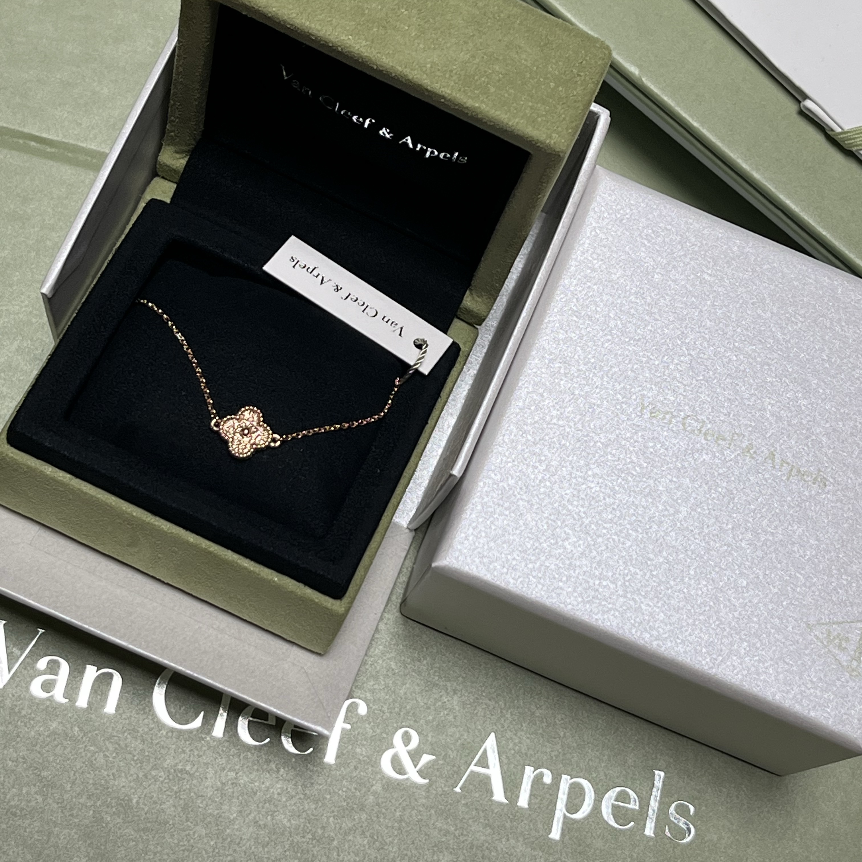 (W) Van Cleef & Arpels Sweet Alhambra Bracelet Rose Gold 착용 스타일 - 1
