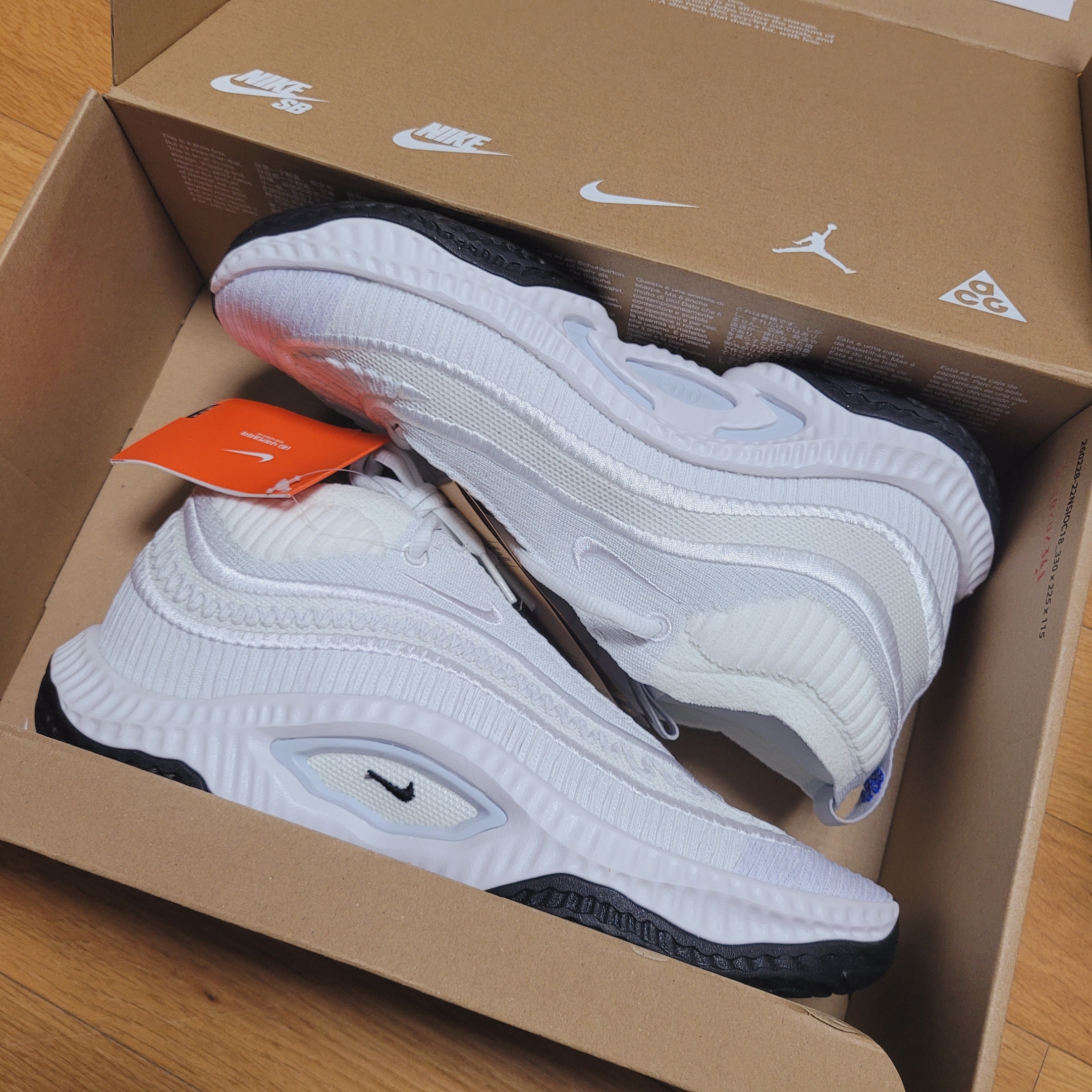 Nike Cosmic Unity 3 Summit White Pure Platinum 착용 스타일
