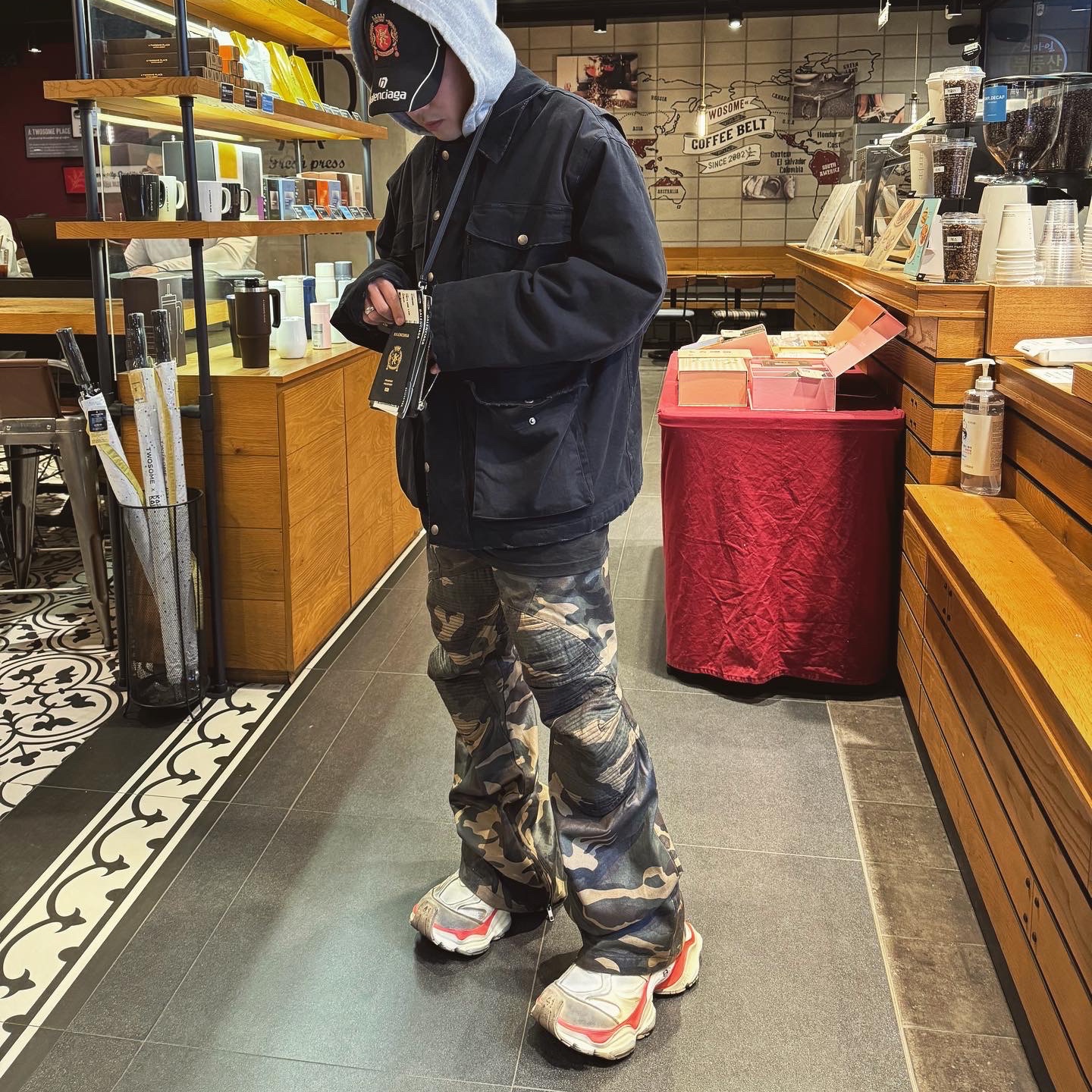 Project G/R Coated Biker Armoured Flare Pants Camo 착용 스타일