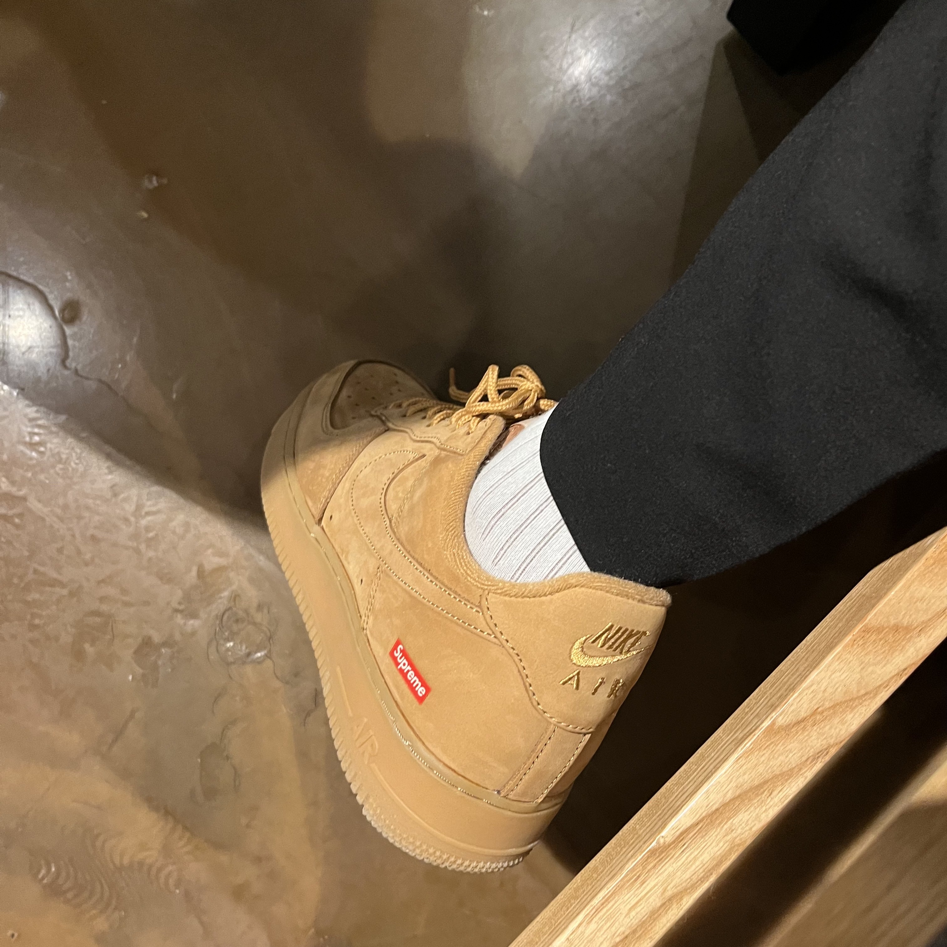 Nike x Supreme Air Force 1 Low Flax 착용 스타일