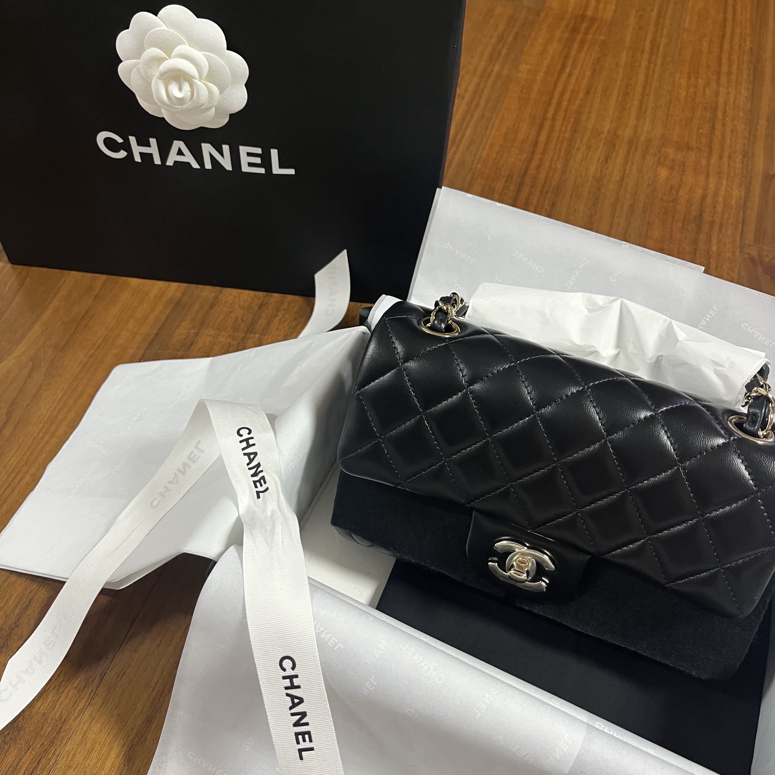 Chanel Mini Flap Bag Lambskin & Silver Black 착용 스타일 - 1