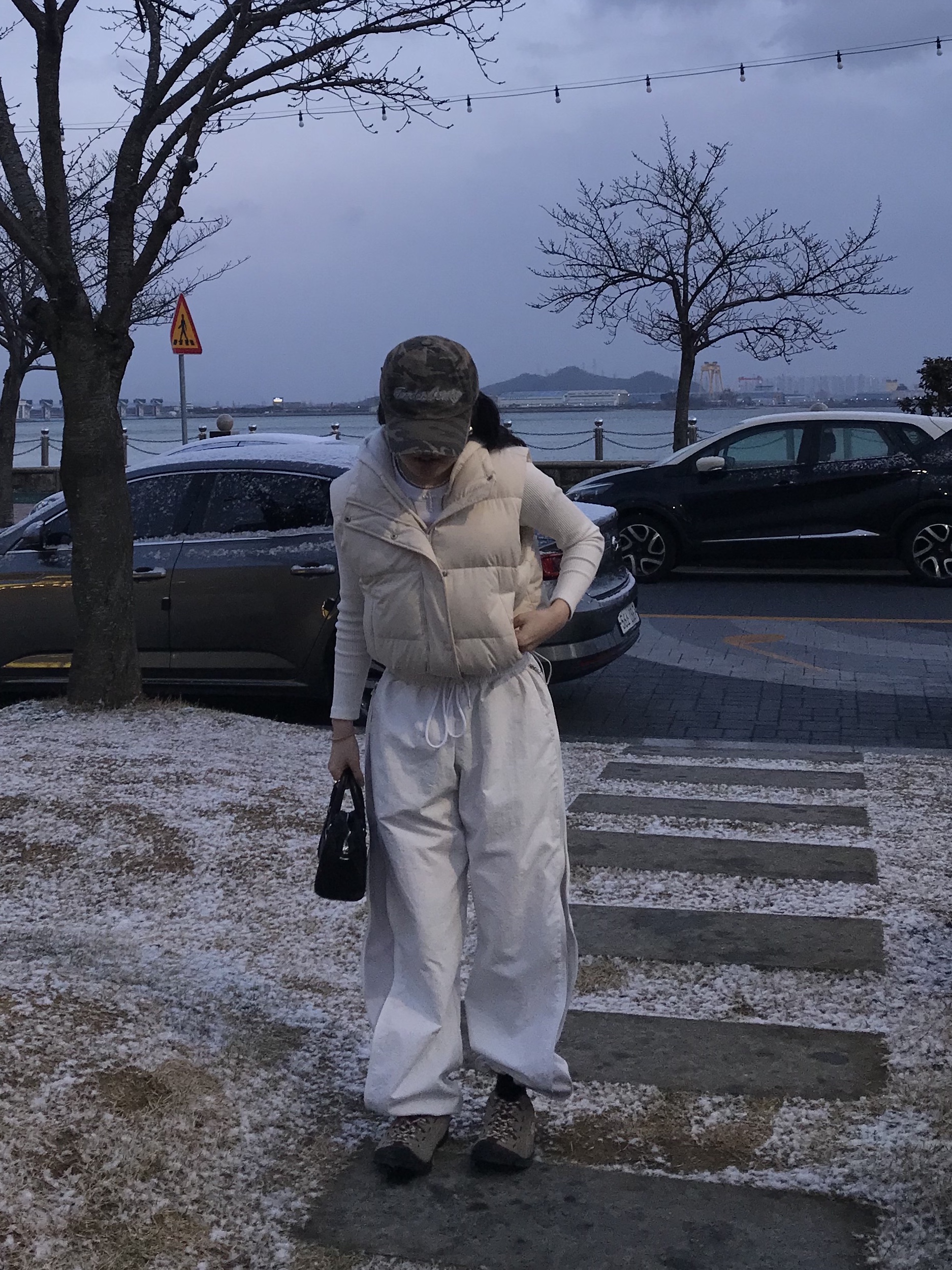 Matin Kim Sporty Tote Bag Black, Keen Jasper Suede Sneakers Silver Mink 착용 스타일
