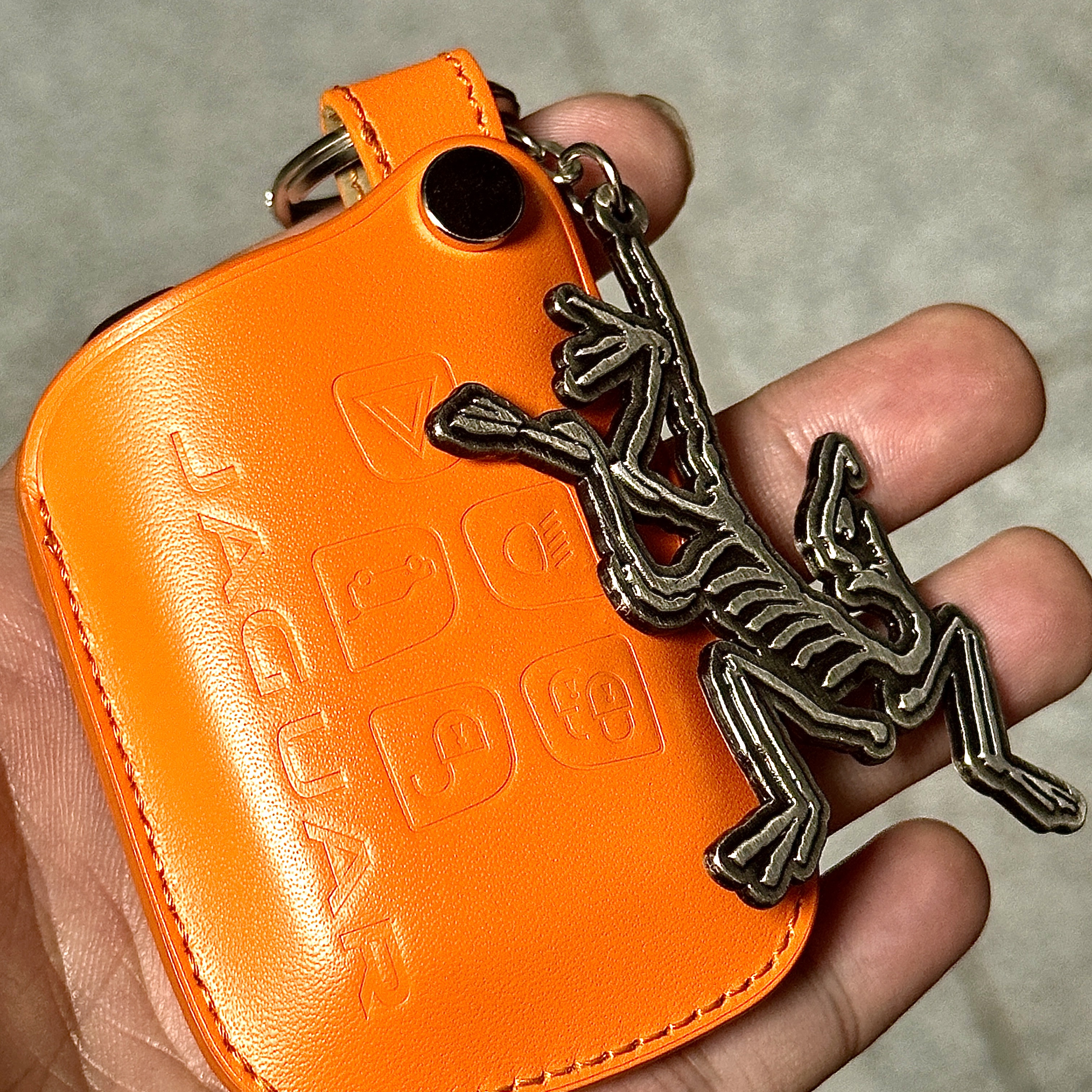 Arc'teryx Keyring Metal 착용 스타일