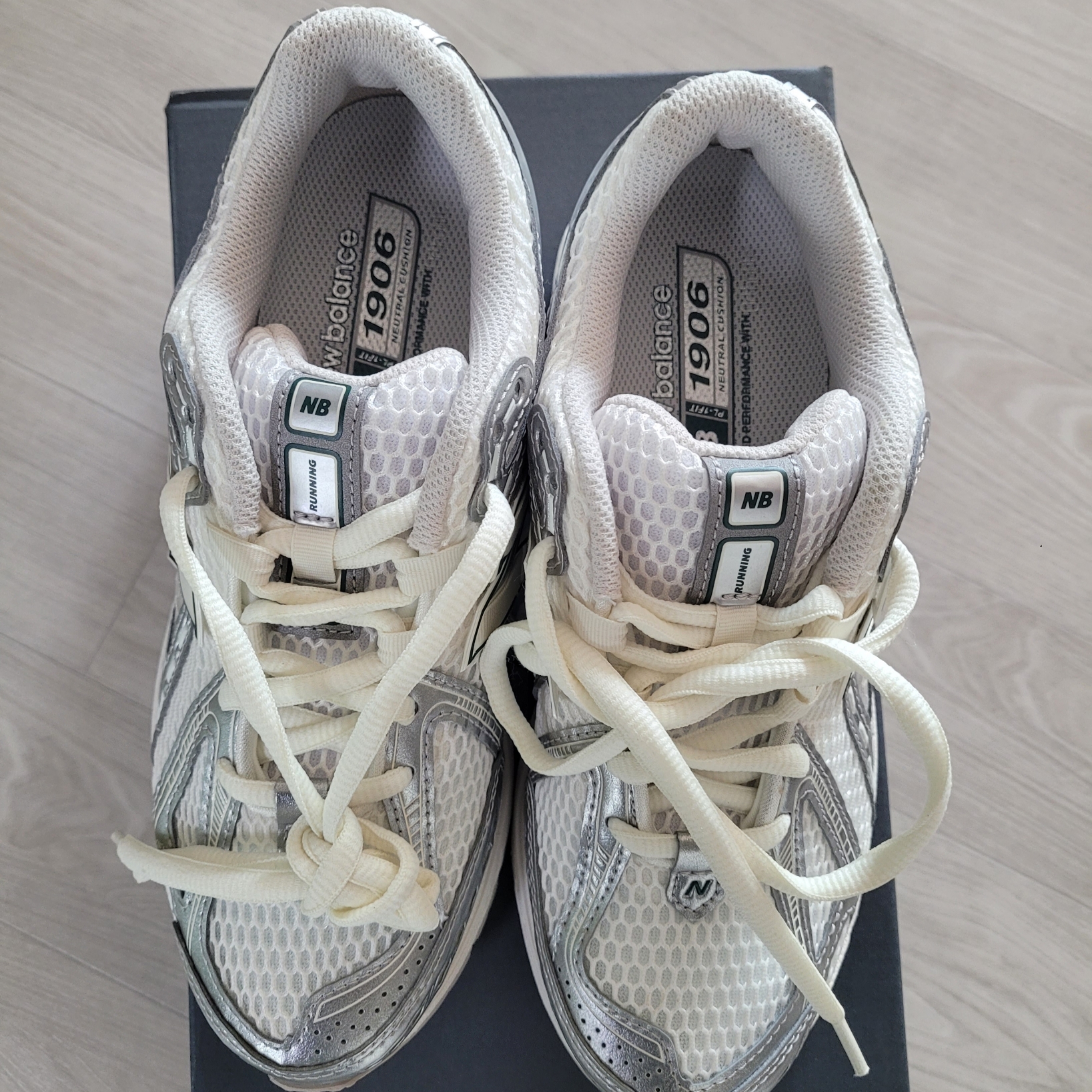 New Balance 1906R Silver Metallic Sea Salt 착용 스타일