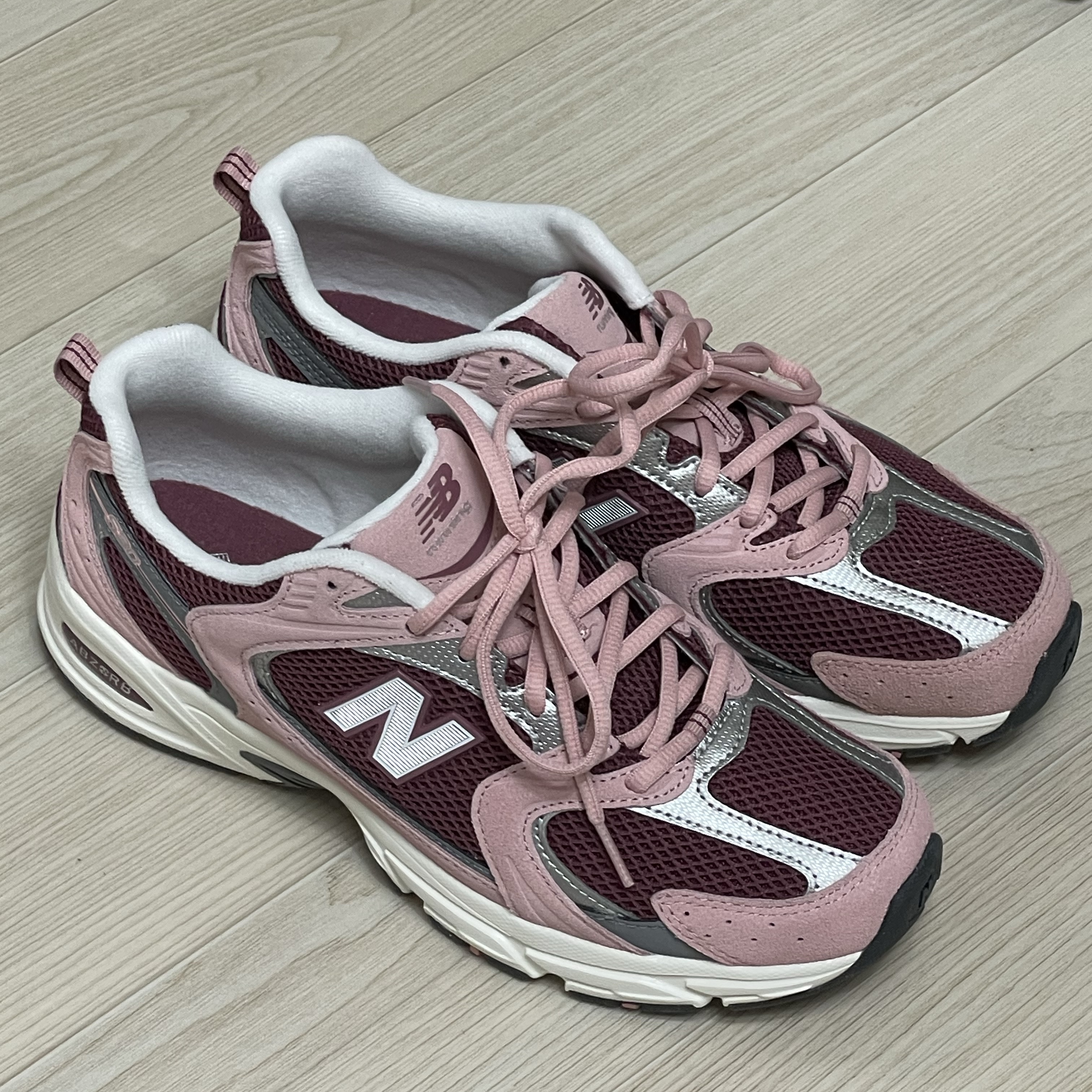 New Balance 530 Burgundy 착용 스타일 - 2