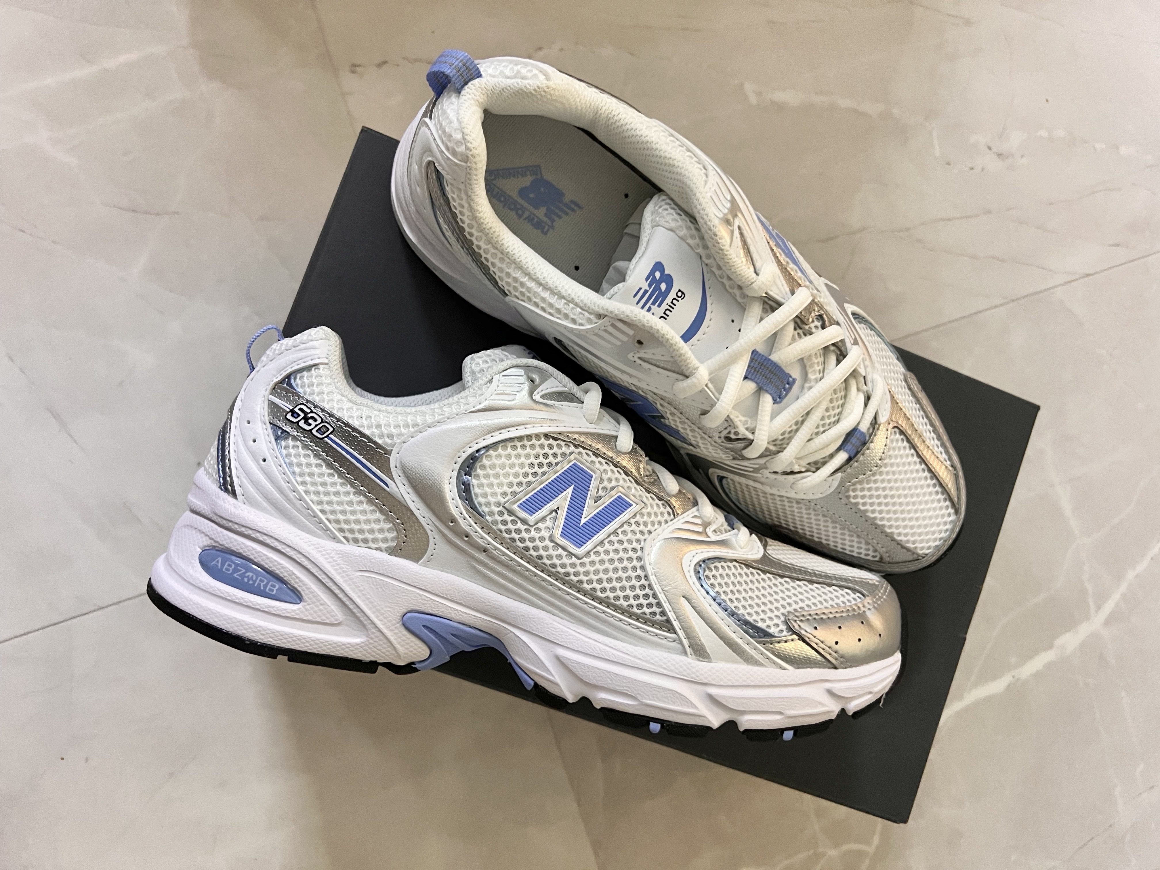 New Balance 530 Off White Blue 착용 스타일