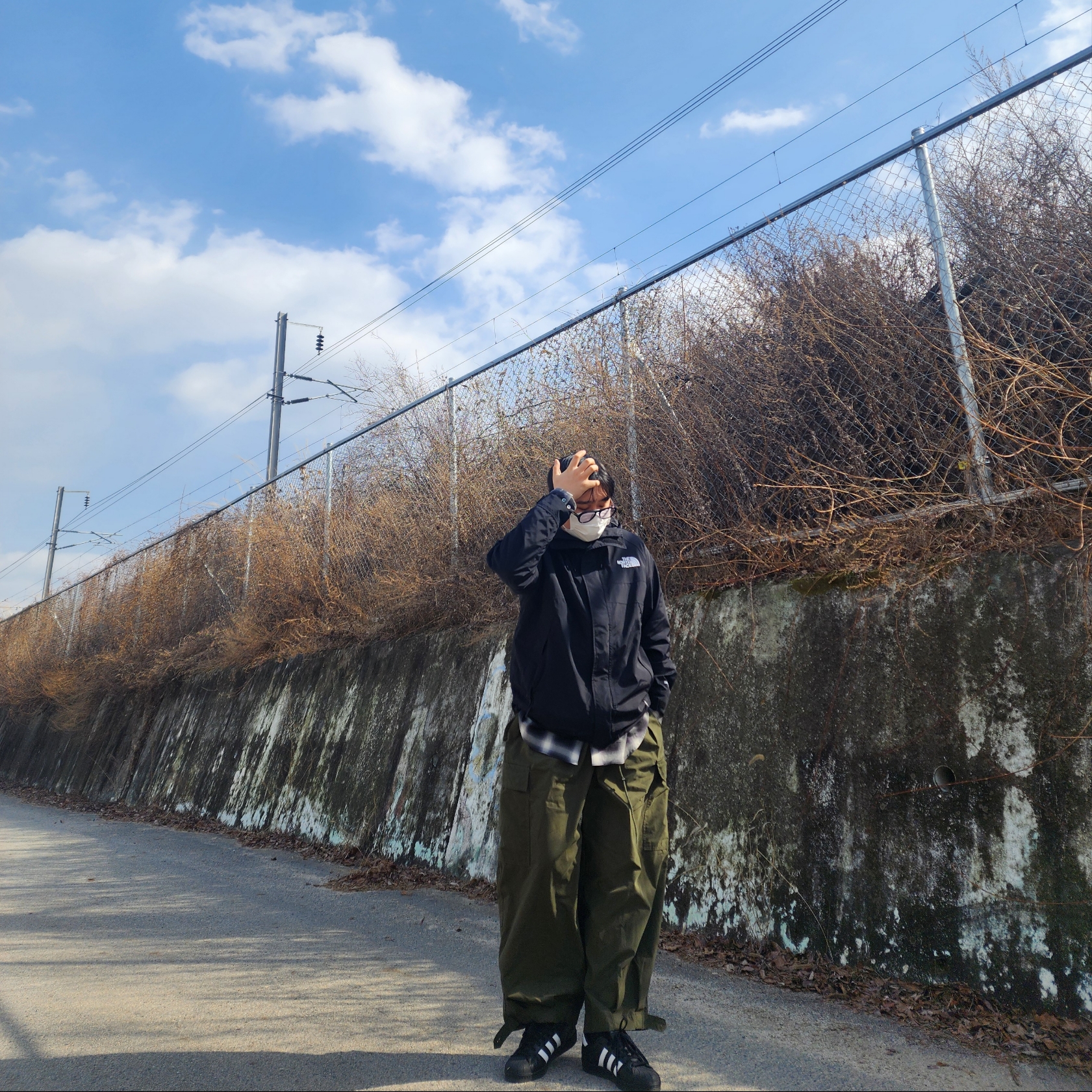 The North Face Hi Mountain Jacket Black, Adidas Superstar Core Black White 착용 스타일 - 3