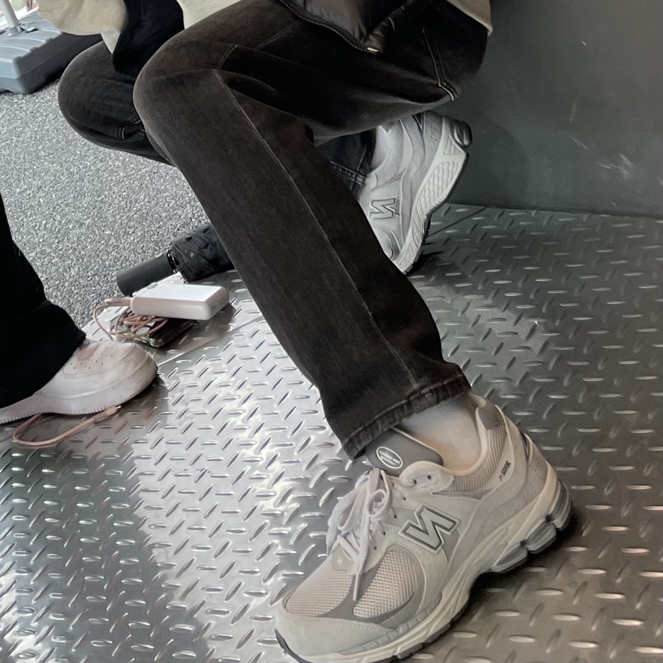 New Balance 2002R T2 Gray 착용 스타일