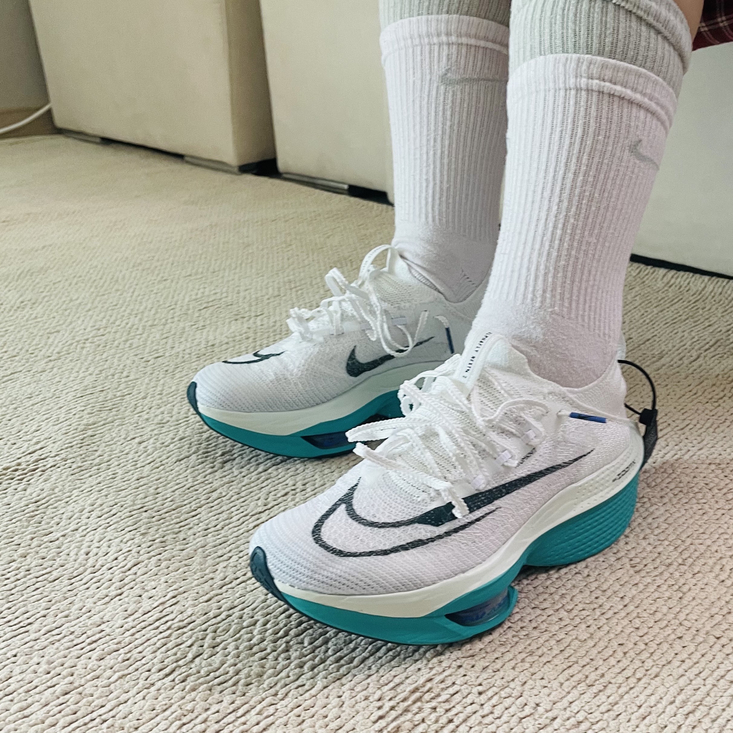 Nike ZoomX Vaporfly Next% 3 Volt Scream Green, (W) Nike Air Zoom Alphafly Next% 2 White Deep Jungle 착용 스타일 - 3