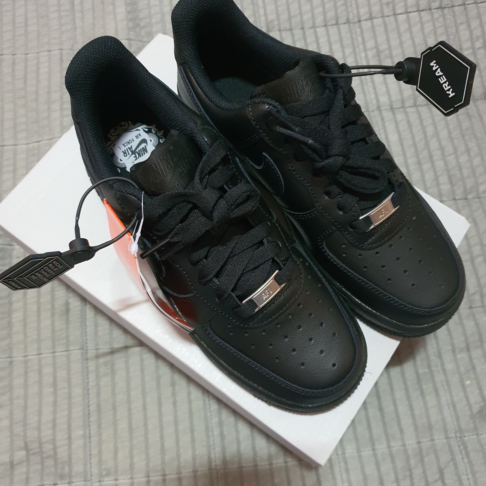 (W) Nike Air Force 1 '07 Low Triple Black 착용 스타일
