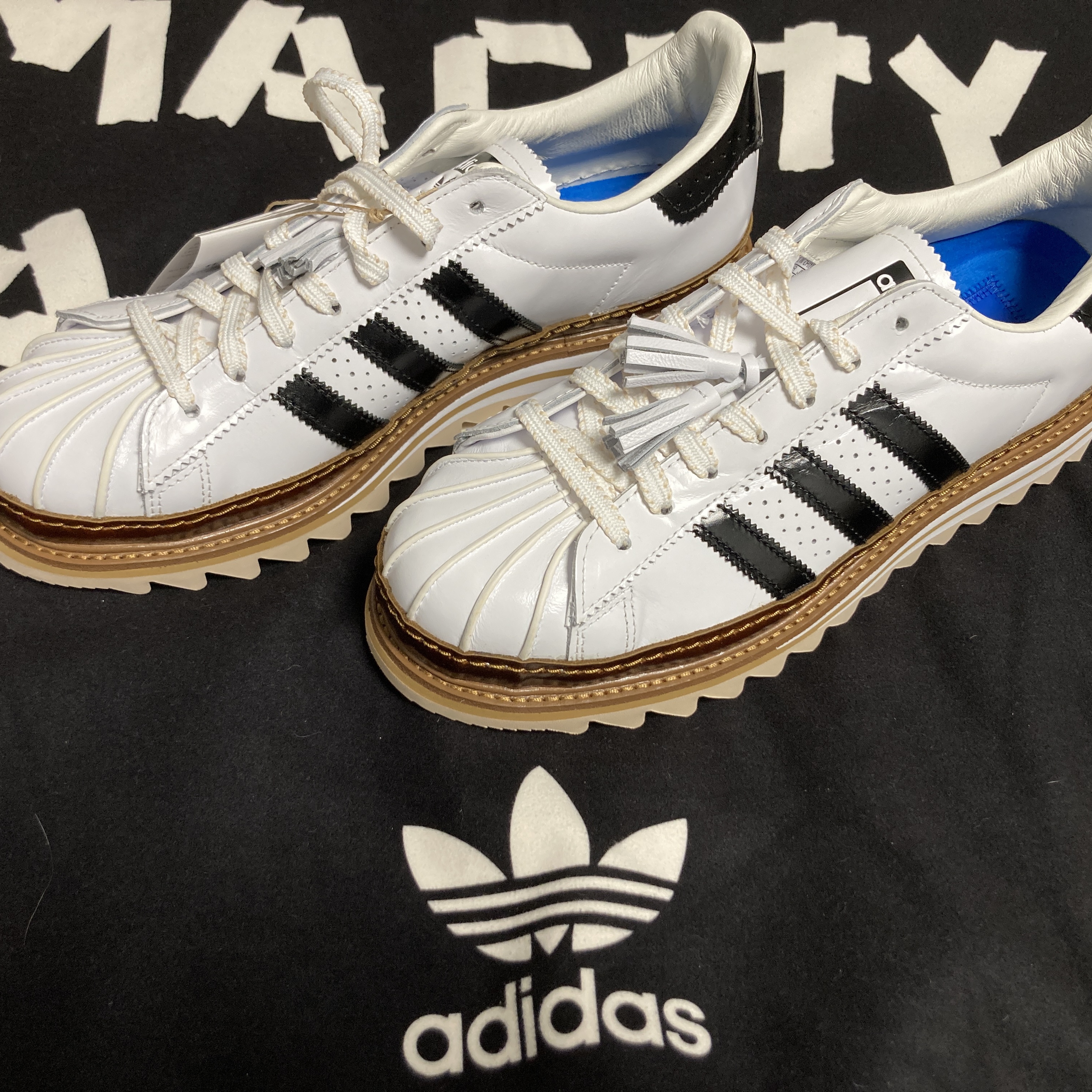 Adidas x Clot Superstar Cloud White Core Black 착용 스타일