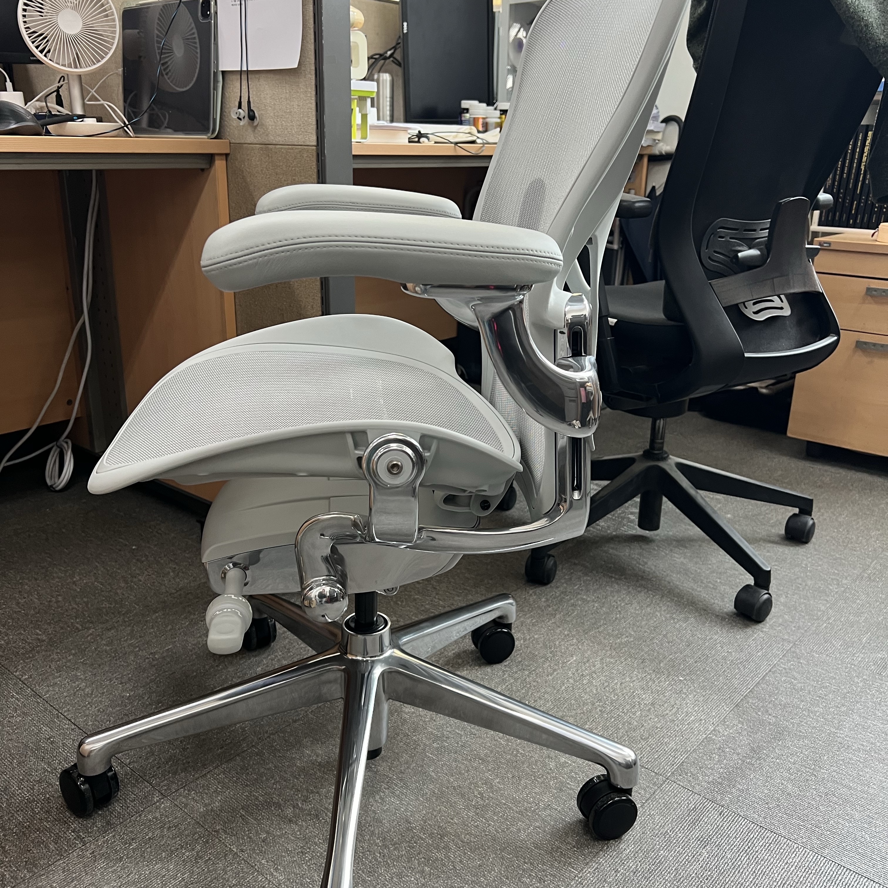 Herman Miller New Aeron Chair CD Full Option Mineral 착용 스타일 - 3