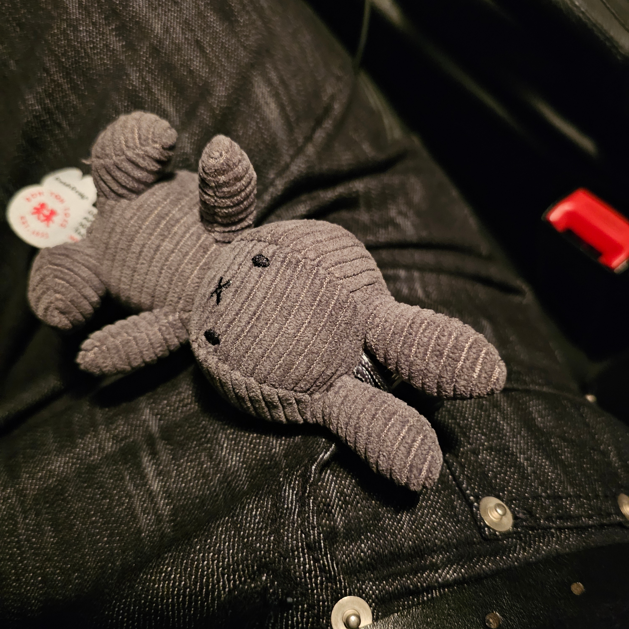 Miffy x Bon Ton Toys Keychain Corduroy Grey 착용 스타일 - 3